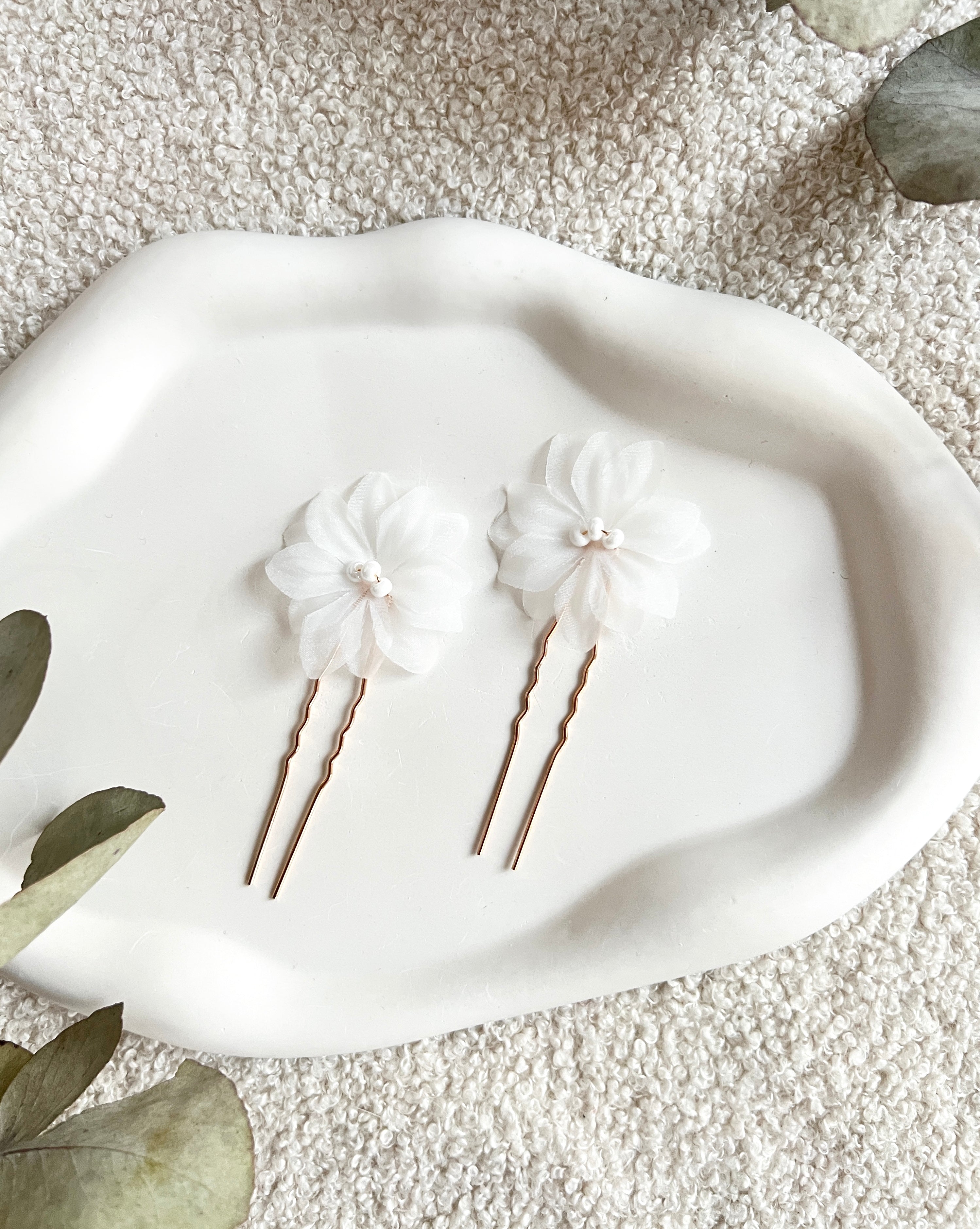 Haarnadeln mit feinen Stoffblüten und zarten weißen Perlen, Set 2 Stück, Blumen, goldener Haarschmuck