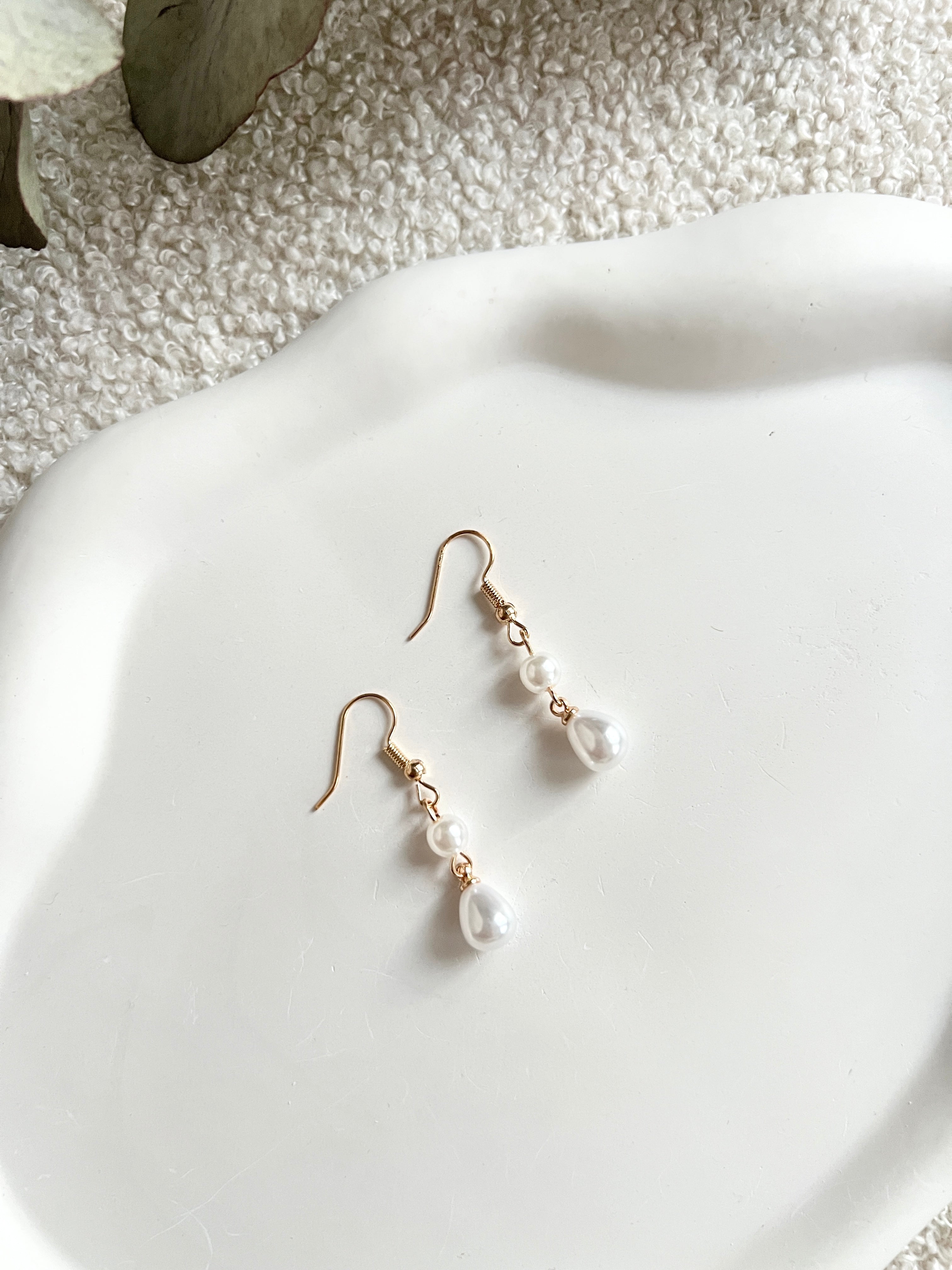 Perlenohrringe, Gold mit Weißen Perlen, Hängeohrringe, elegante Brautohrringe