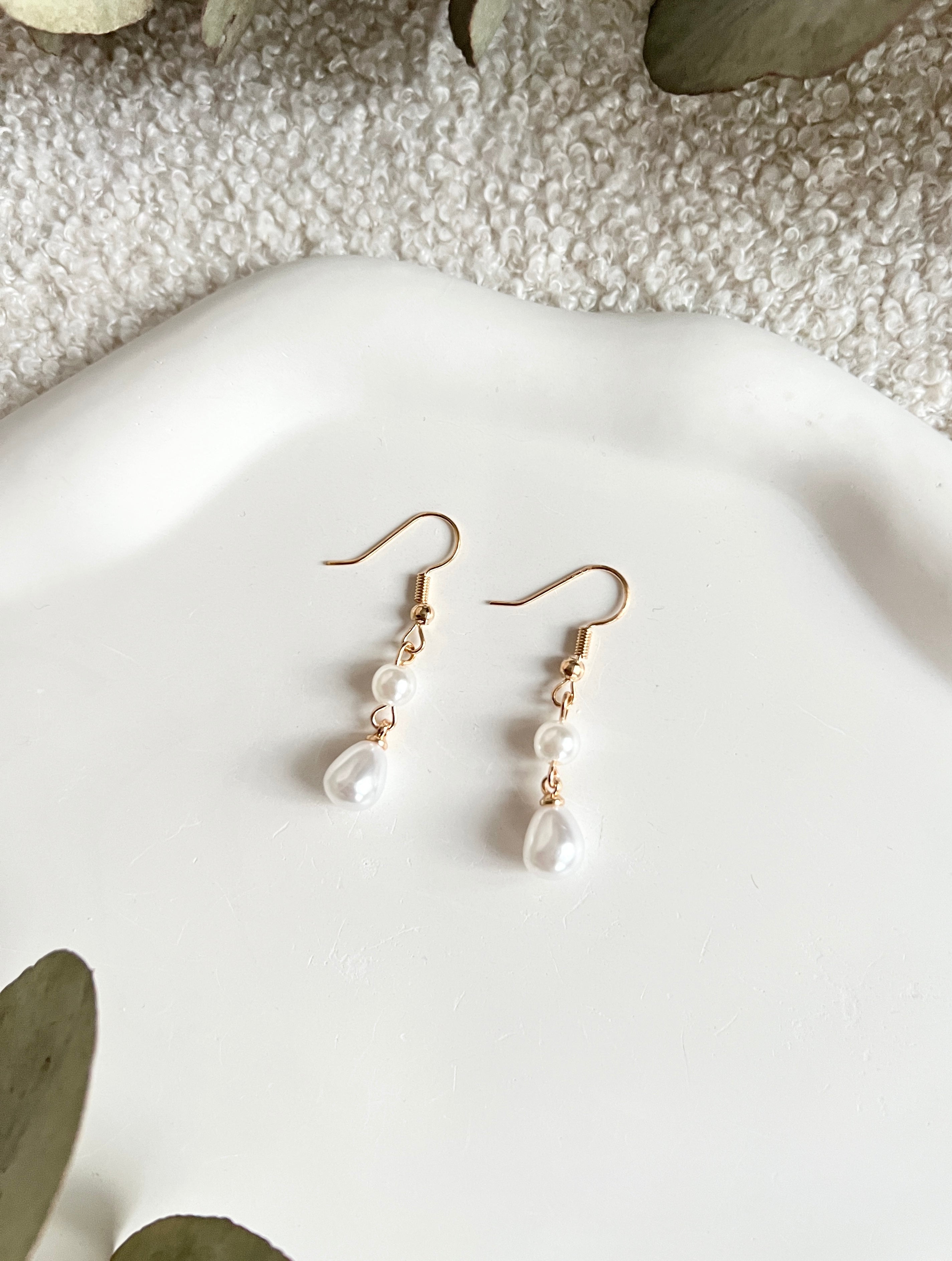 Perlenohrringe, Gold mit Weißen Perlen, Hängeohrringe, elegante Brautohrringe