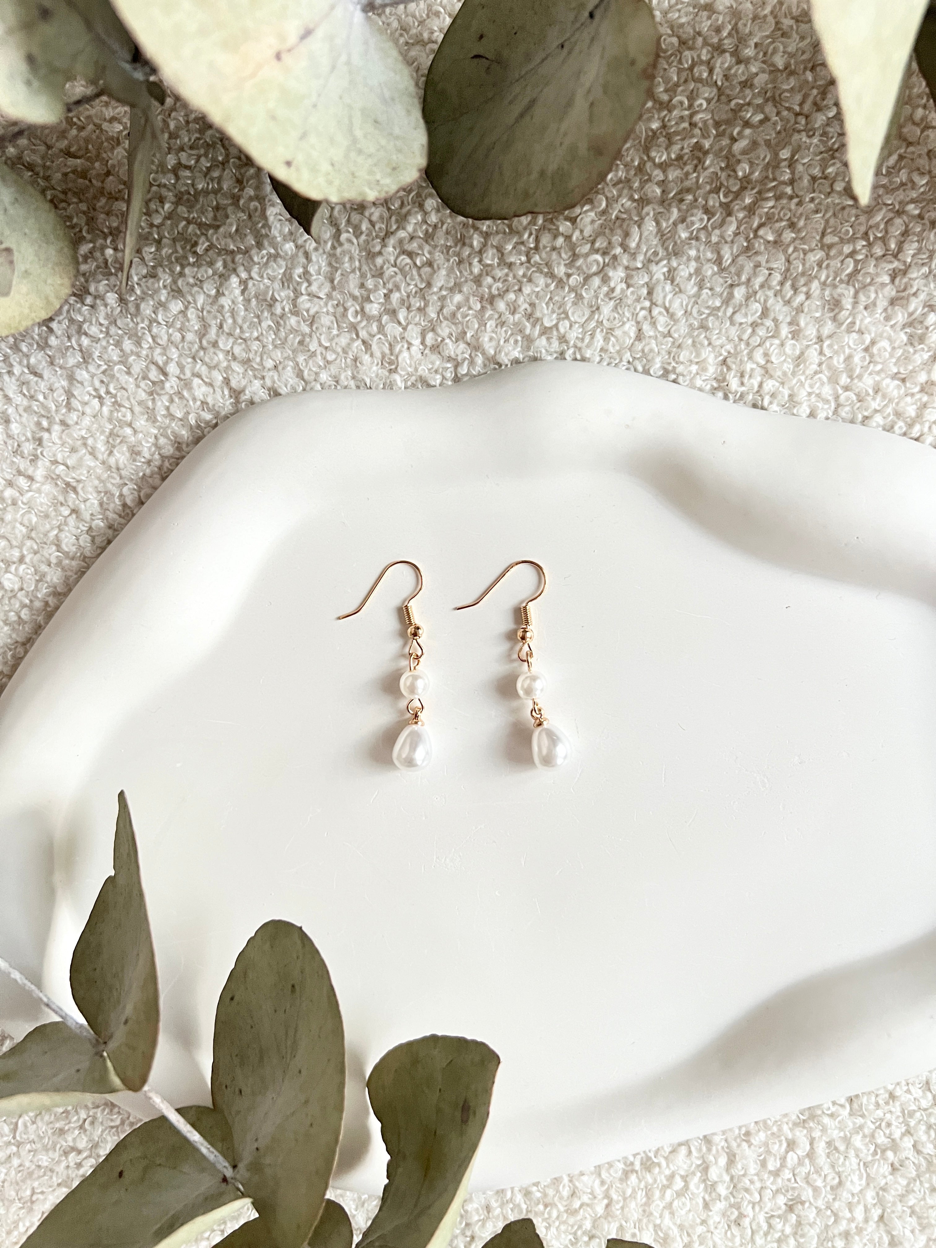 Perlenohrringe, Gold mit Weißen Perlen, Hängeohrringe, elegante Brautohrringe