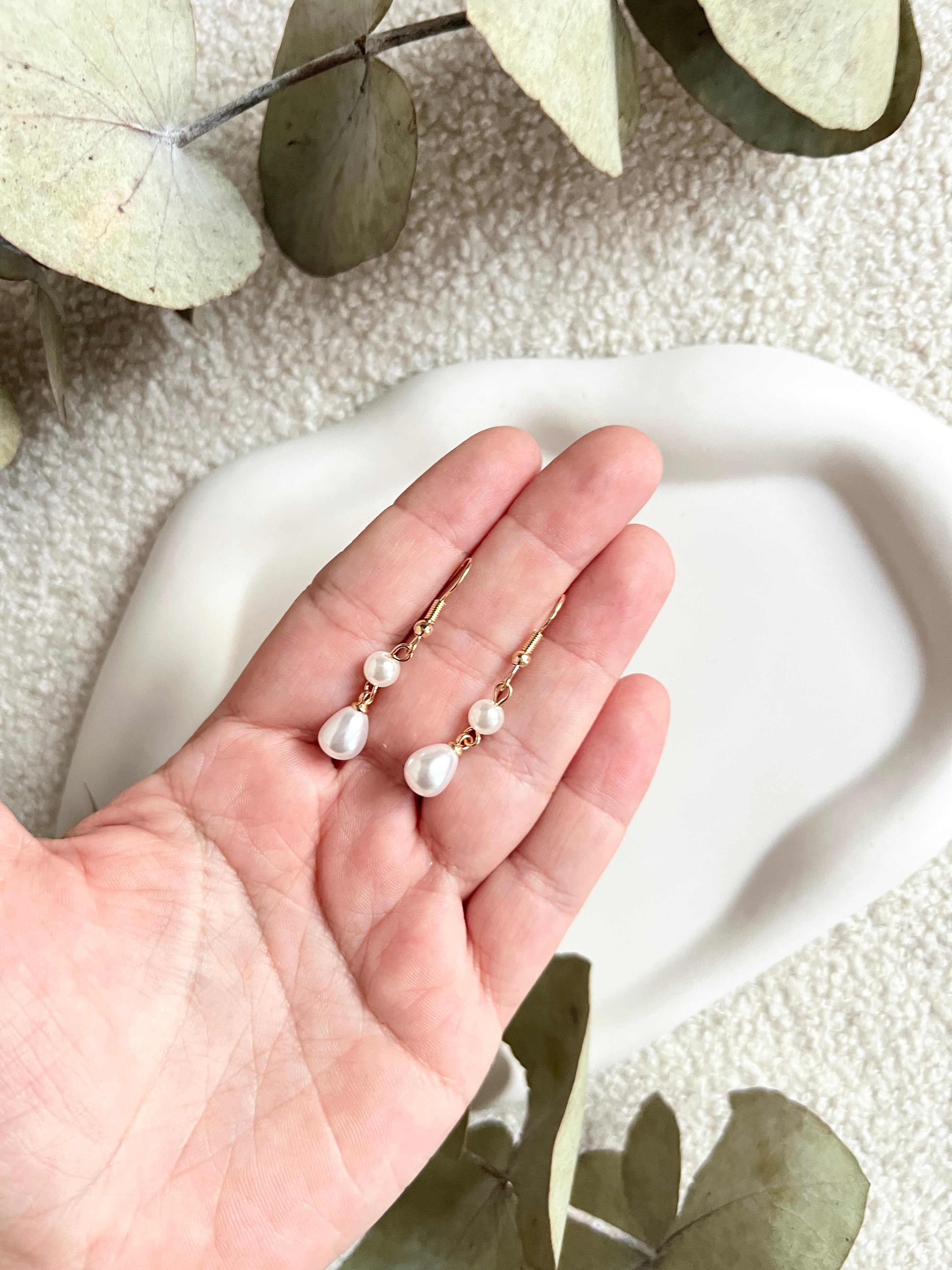 Perlenohrringe, Gold mit Weißen Perlen, Hängeohrringe, elegante Brautohrringe