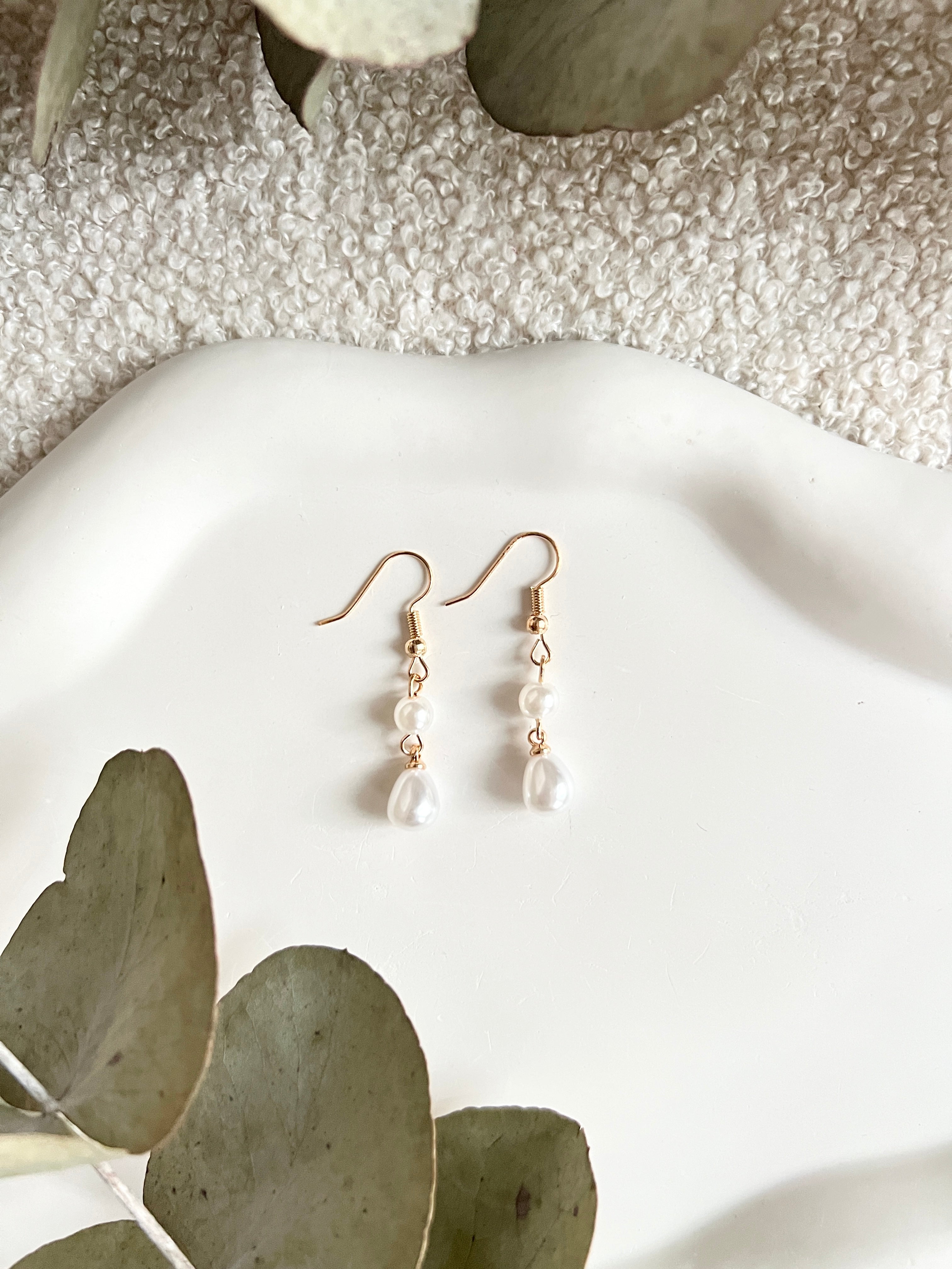 Perlenohrringe, Gold mit Weißen Perlen, Hängeohrringe, elegante Brautohrringe