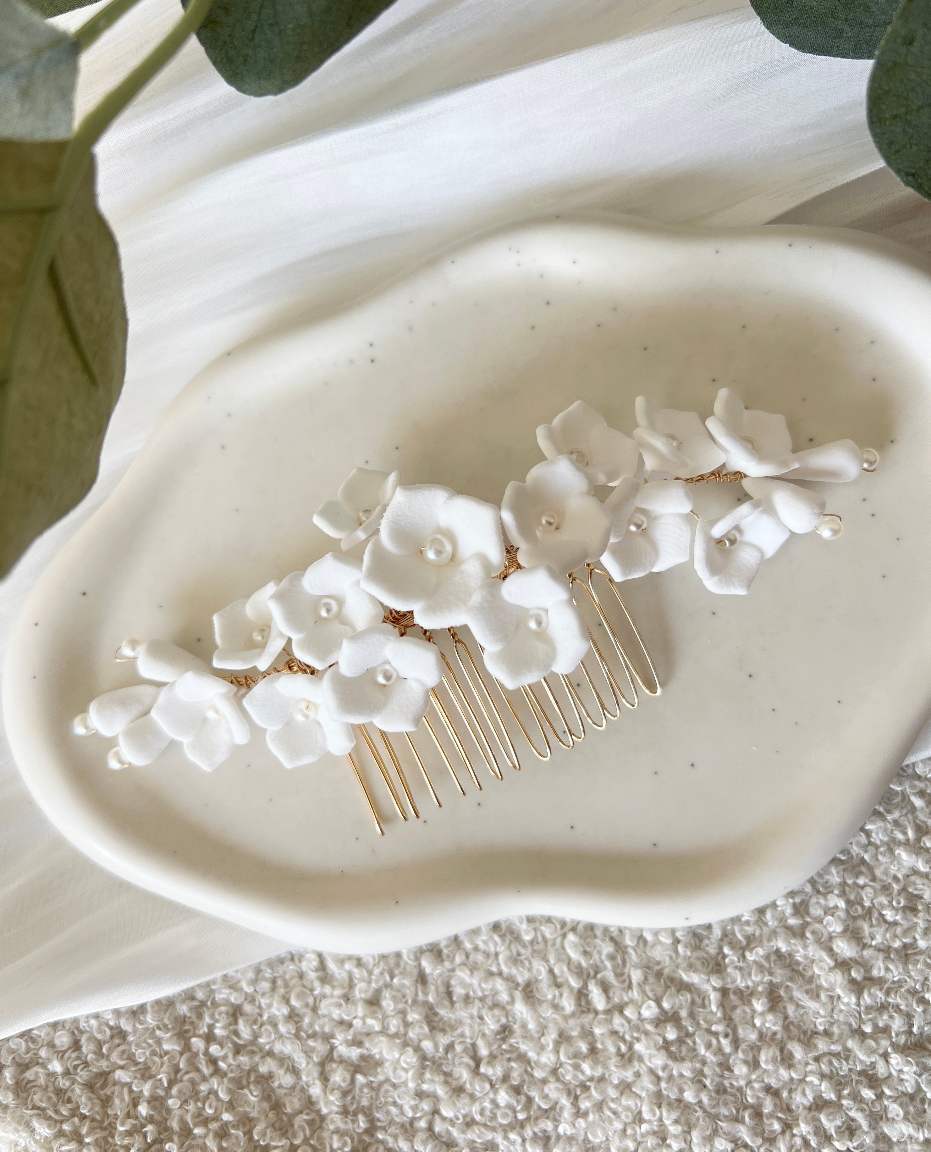 Brauthaarschmuck, Gold, zarte Perlen, Haarkamm, weiße Blumen, Brautschmuck