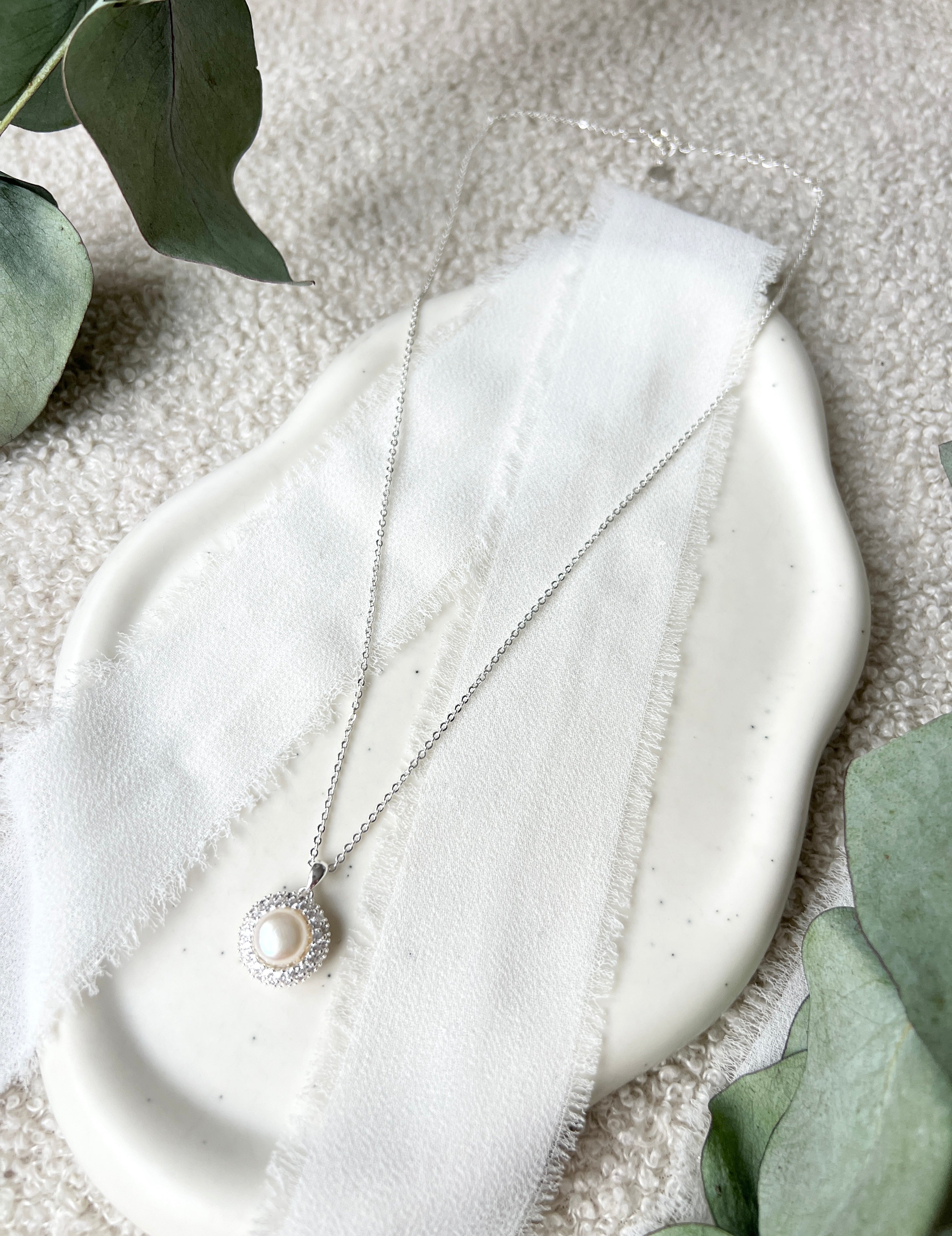 Silberne Halskette mit feinem Perlenanhänger, Perlenkette, hochwertige Perlenhalskette, Silber, Brauthalskette, eleganter Brautschmuck, Hochzeitsschmuck, Hochzeit, Trauzeugin, Brautmutter, Brautjungfer, Geschenk fuer Sie, Frauen, Frauenschmuck, Geburtstagsgeschenk, Damenschmuck, Valentinstag, Valentinstagsgeschenk
