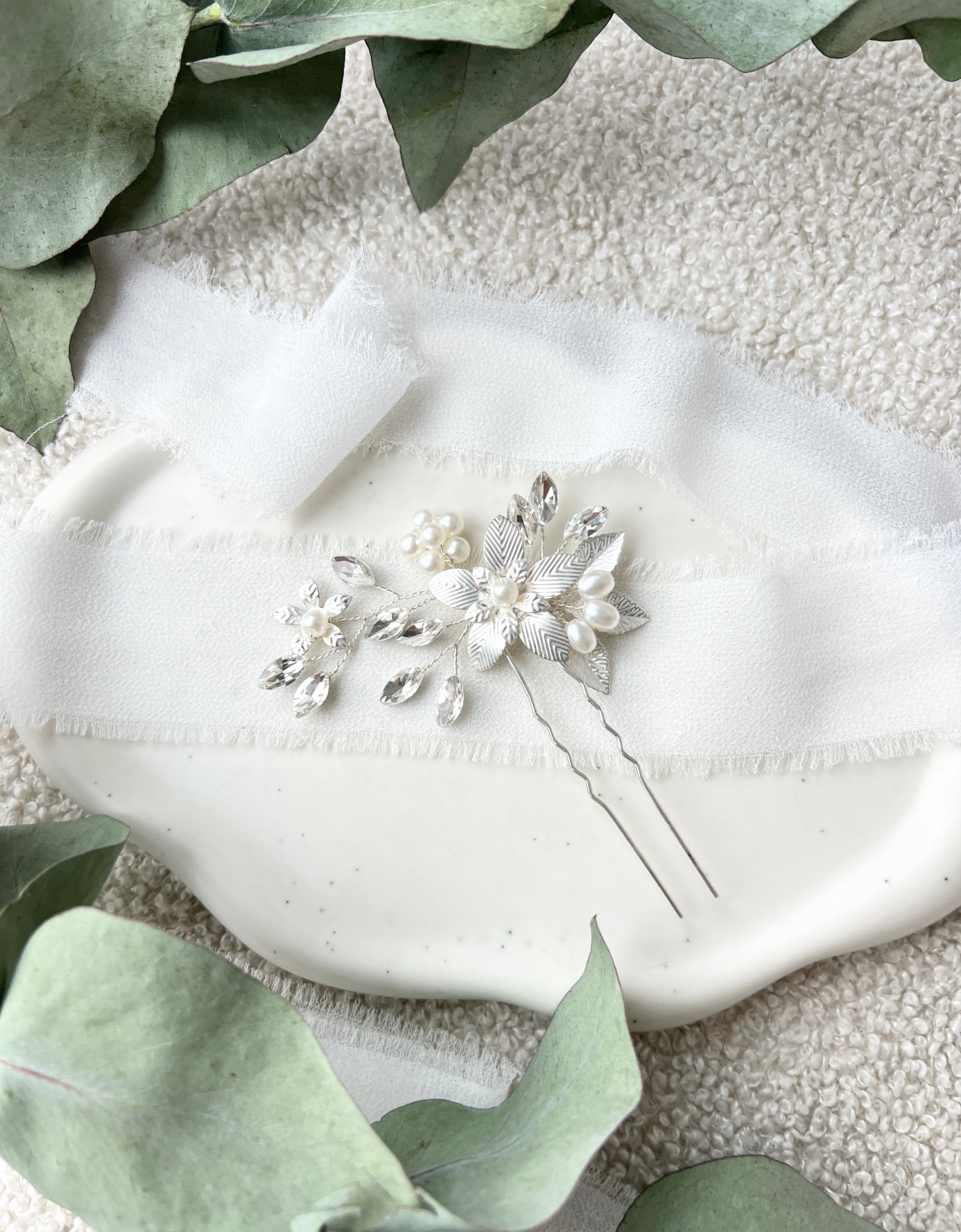 Haarschmuck, Silber, Haarnadel, weiße Perlen und Strass, Blumen