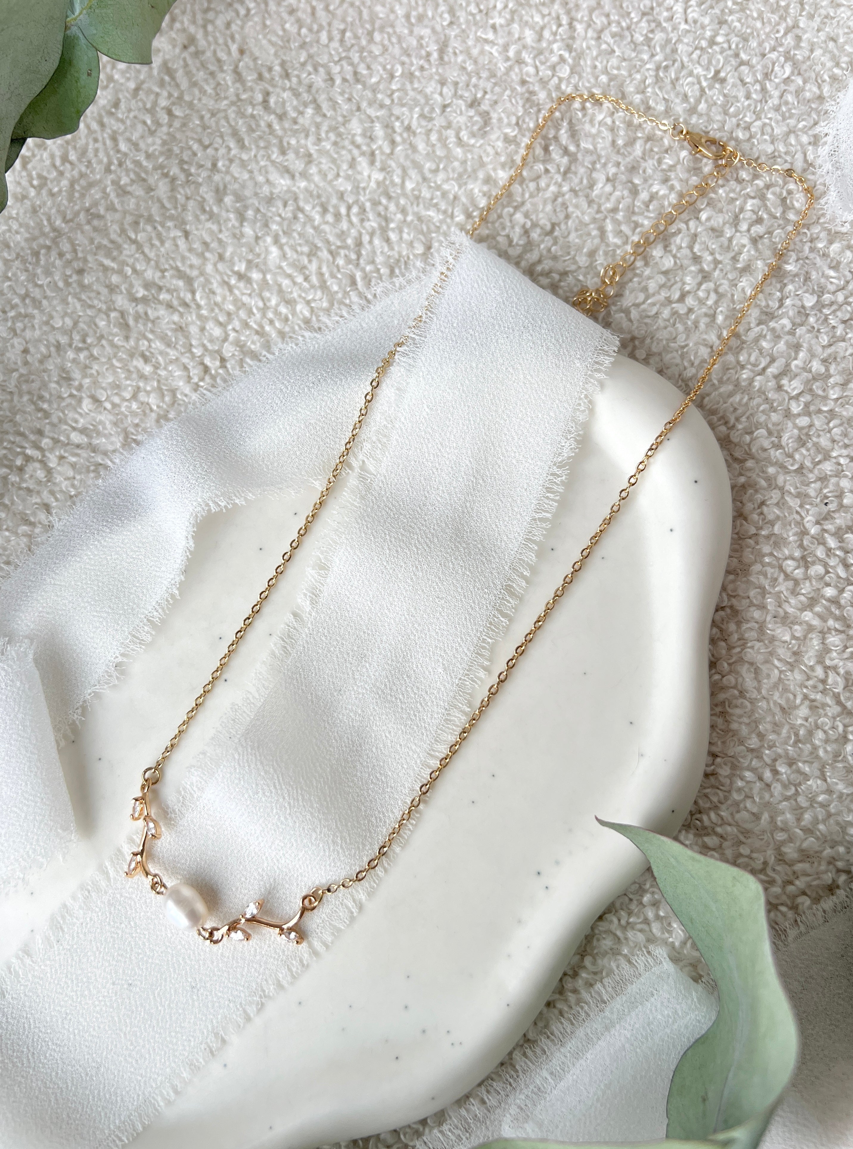 Halskette, golden mit weißer Perle, feine Perlenhalskette, zarte Blätter, kurze Kette, Brautschmuck