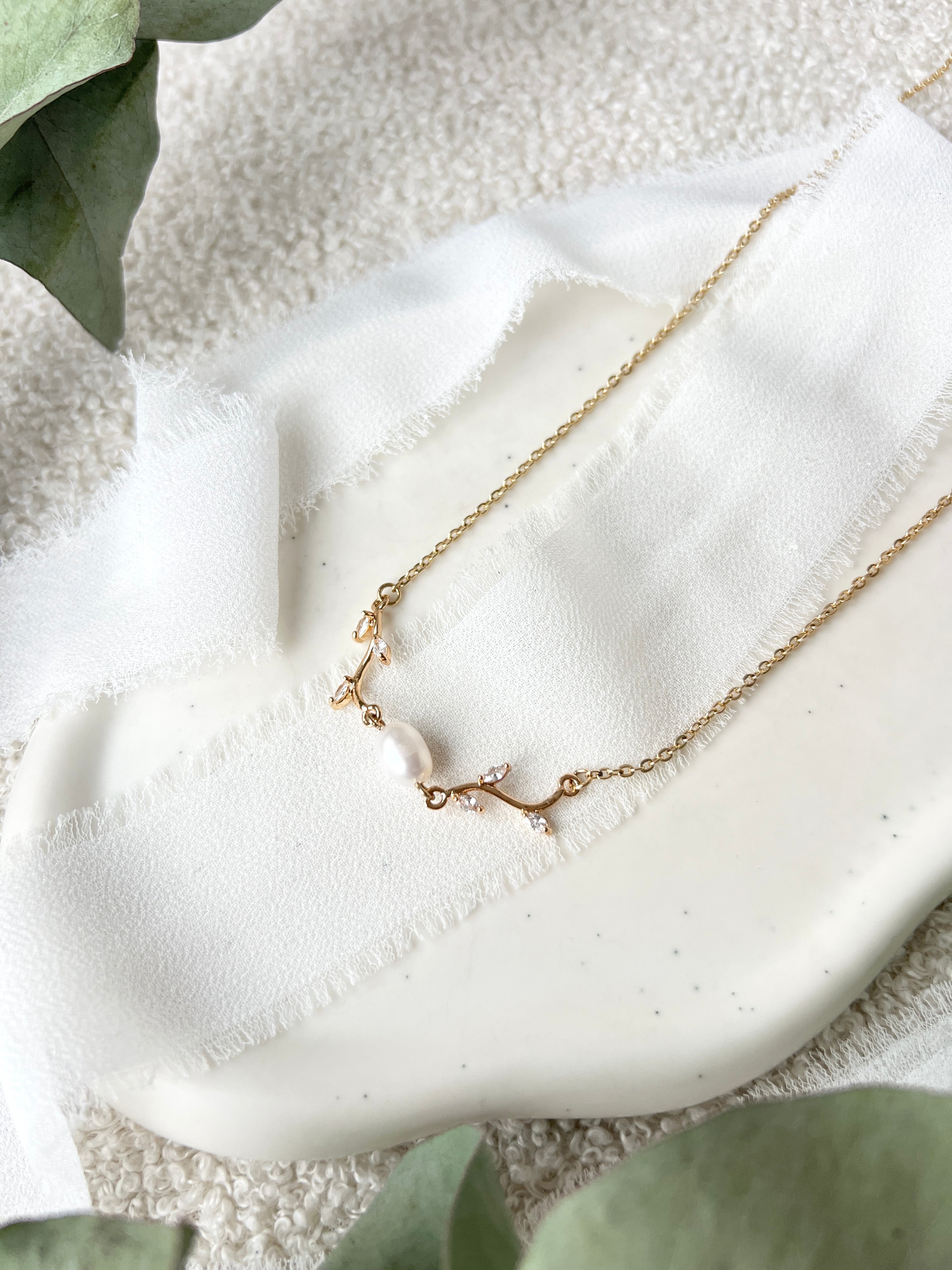 Halskette, golden mit weißer Perle, feine Perlenhalskette, zarte Blätter, kurze Kette, Brautschmuck