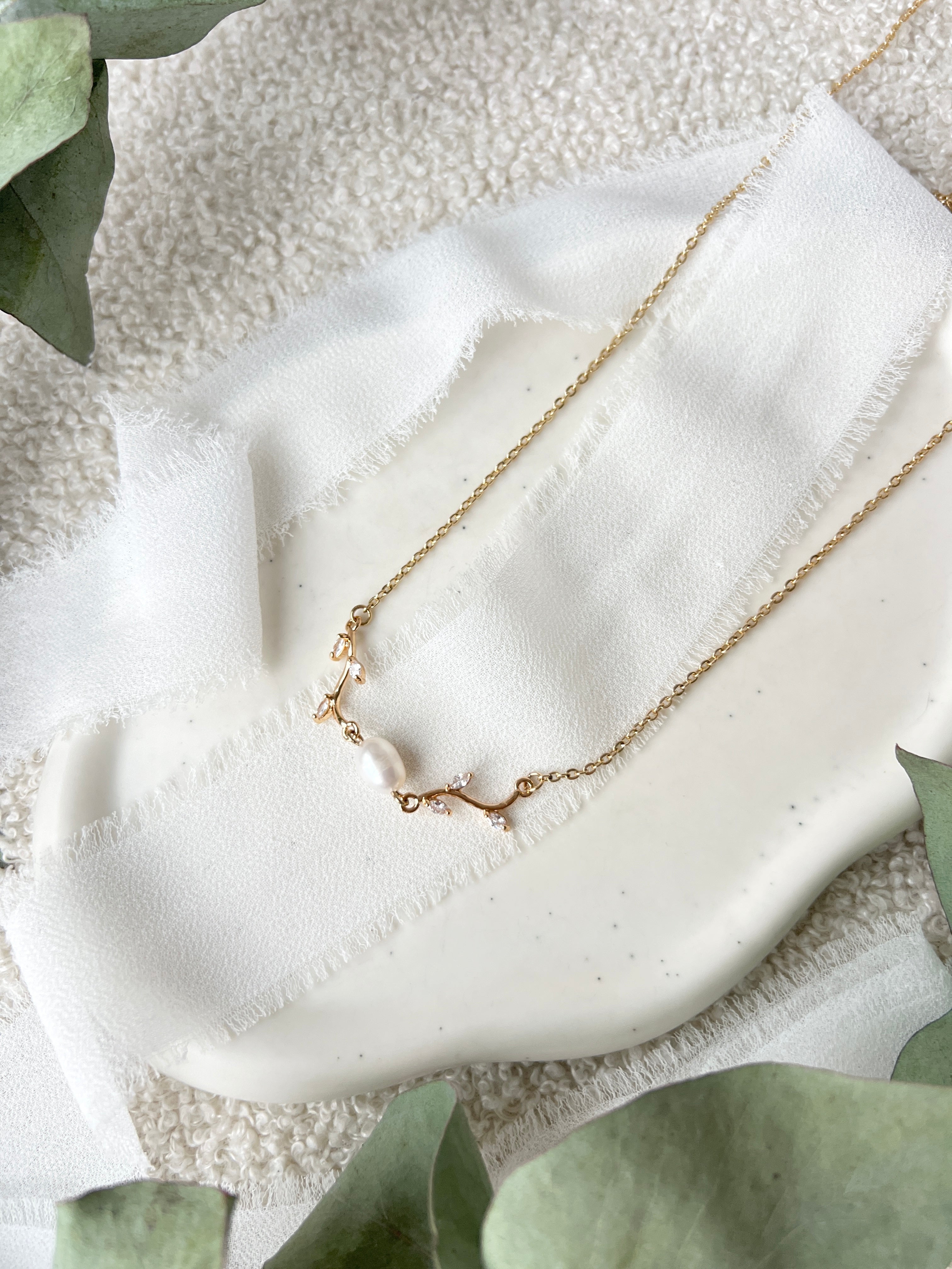 Halskette, golden mit weißer Perle, feine Perlenhalskette, zarte Blätter, kurze Kette, Brautschmuck