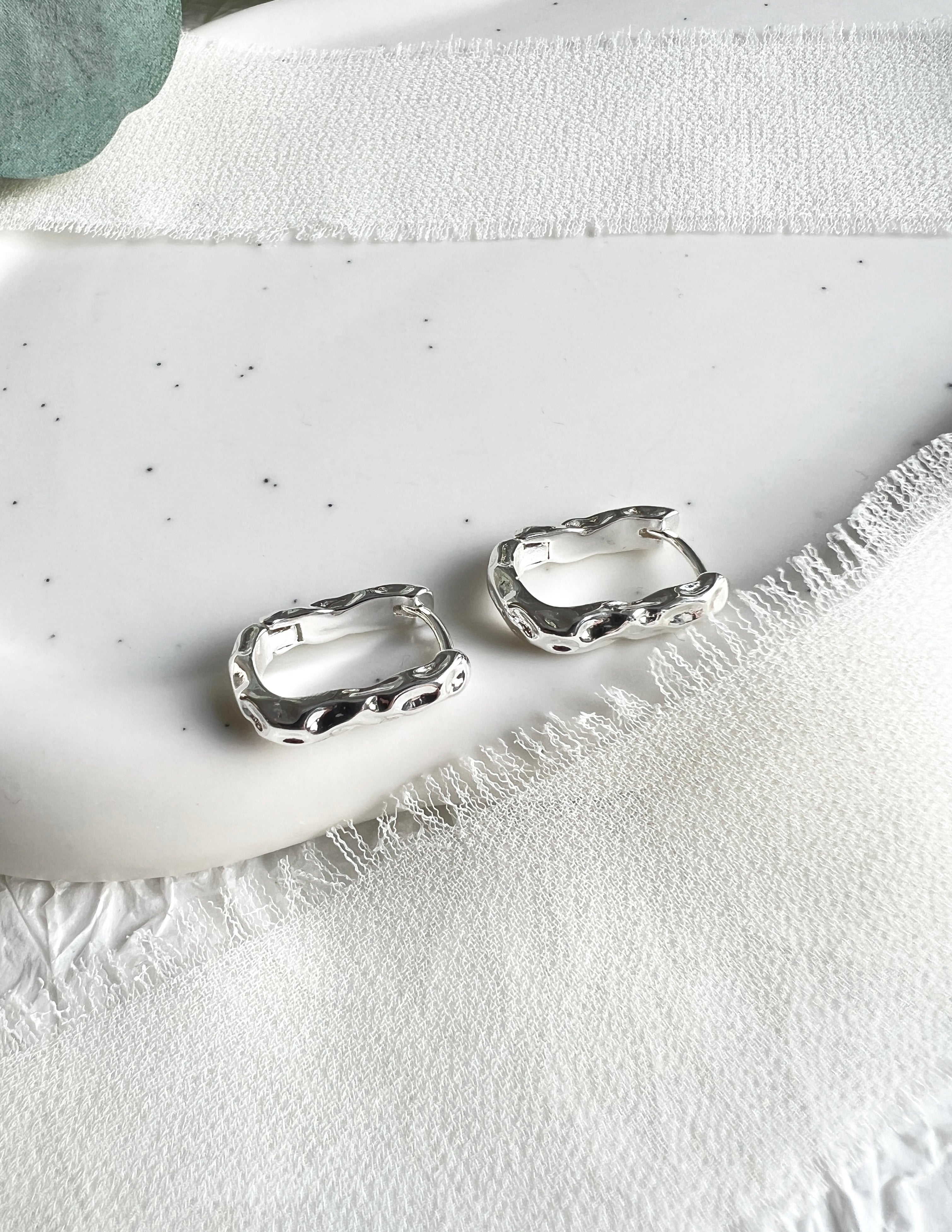 Struktur Ohrringe, Creolen, Gold oder silber, moderne Kreolen rechteckig, minimalistisch