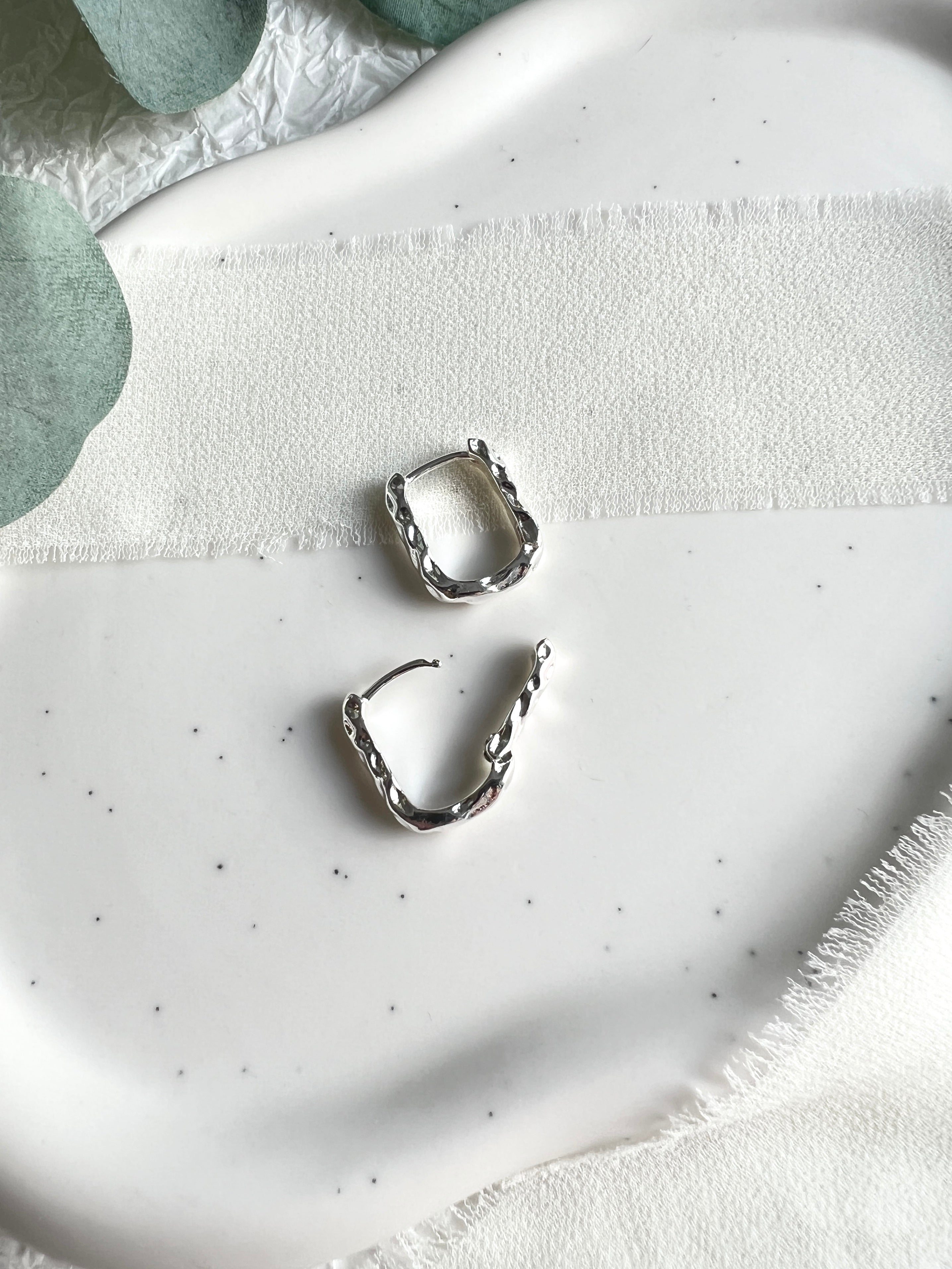 Struktur Ohrringe, Creolen, Gold oder silber, moderne Kreolen rechteckig, minimalistisch