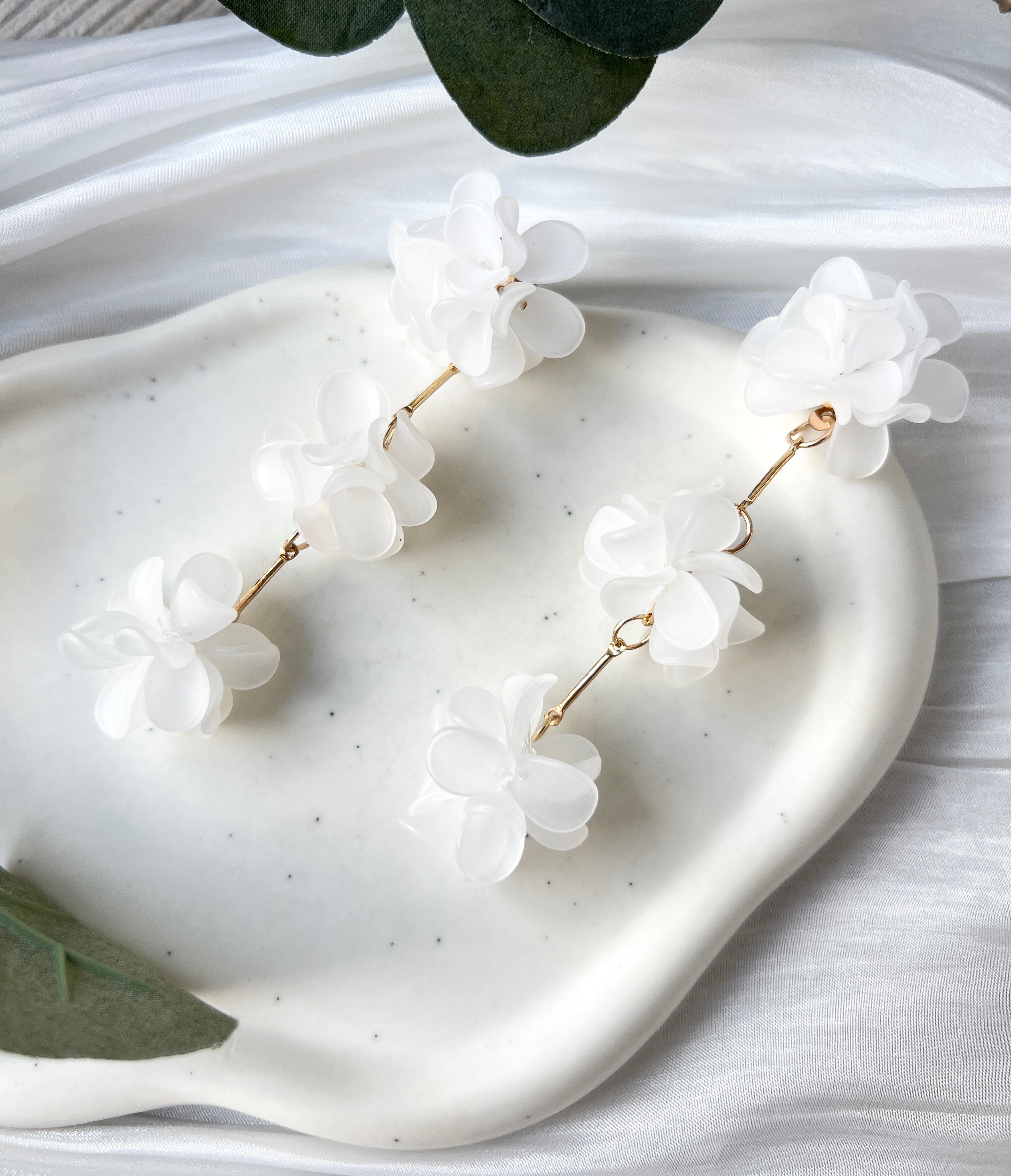 Lange Blütenohrringe, Weiße Blumen, Goldene Details, elegante Brautohrringe, feiner Brautschmuck, milchig-weiss, Hochzeitsschmuck, Schmuck Hochzeit, Statementschmuck, Ohrringe Standesamt, Blumenschmuck, Weddinginspiration, Bridalinspo, Bride to be, Earrings