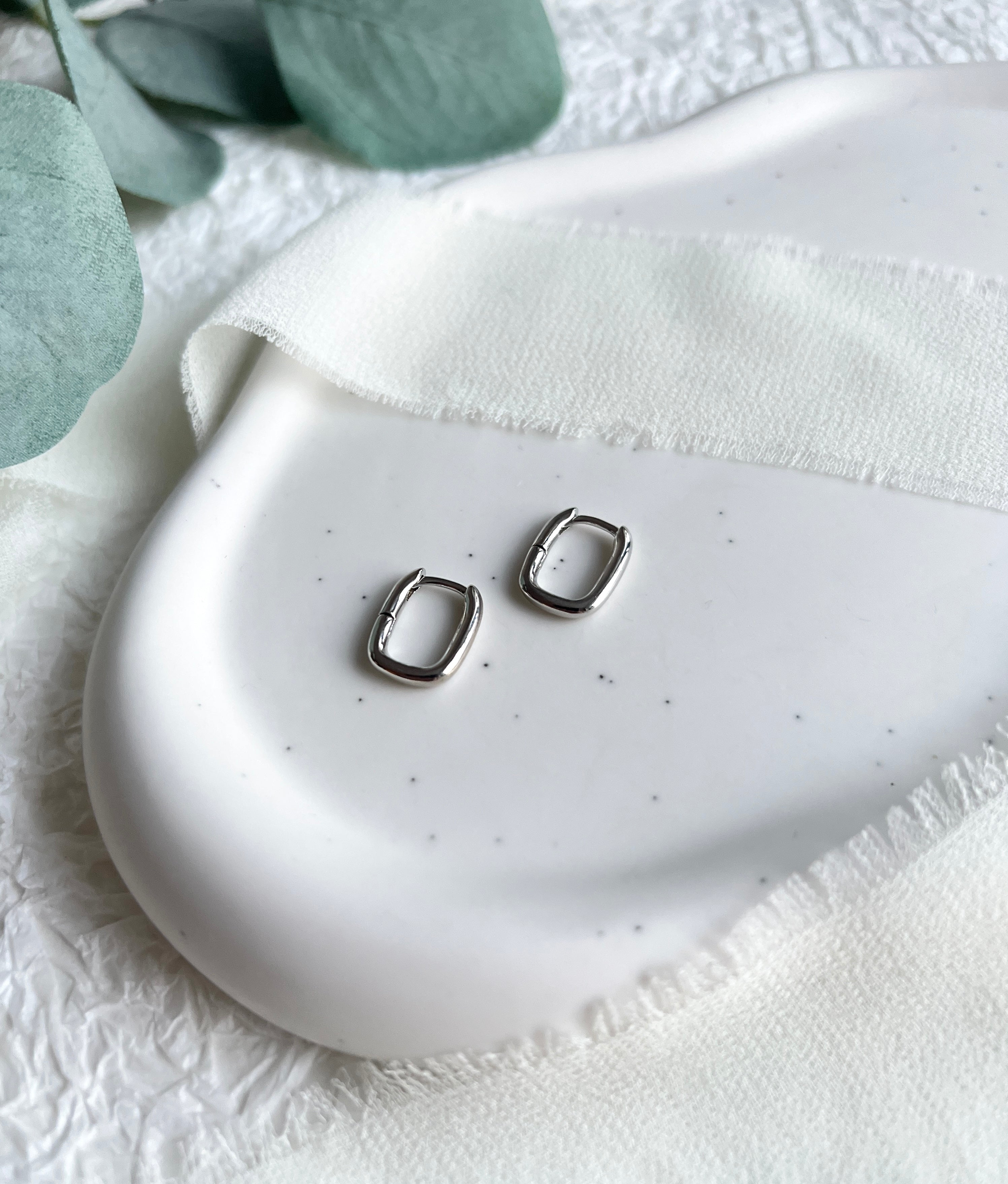 Creolen Ohrringe, Silber oder Gold, geometrische Ohrringe, Huggie, rechteckige Hoopohrringe, Geschenk für Sie, glänzender Schmuck, minimalistisch, Weihnachtsgeschenk, moderner Brautschmuck