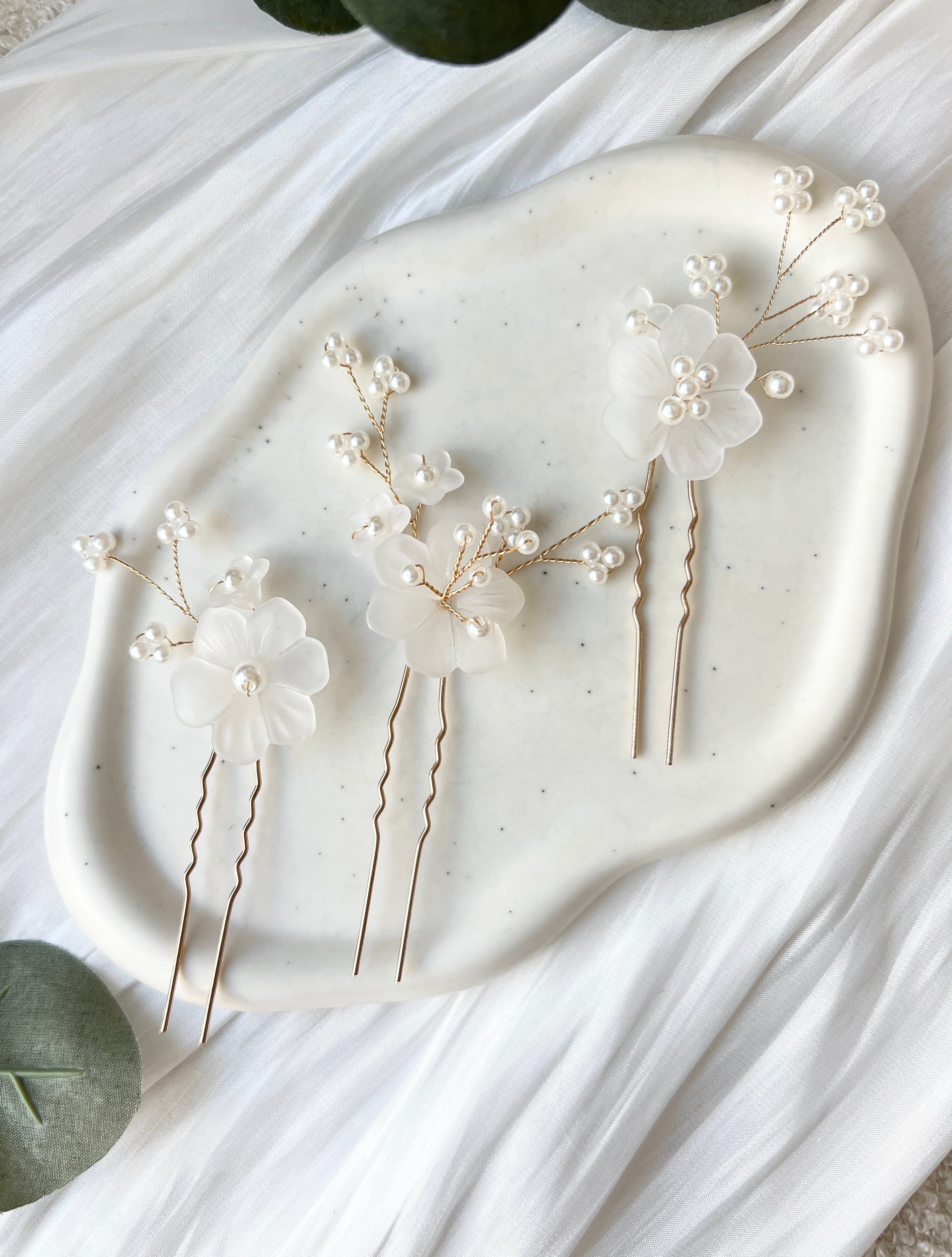 Set Brauthaarschmuck, Gold, weisse leicht transparente Blumen, zarte Perlen, Juwelierdraht, feiner Haarschmuck, Hochzeit, Perlenschmuck, Haarnadeln fuer die Braut, hochwertiger Brautschmuck, Bride to Be, Weddinginspiration, Hochzeitsschmuck, Bridalinspo, Schmuckbluete