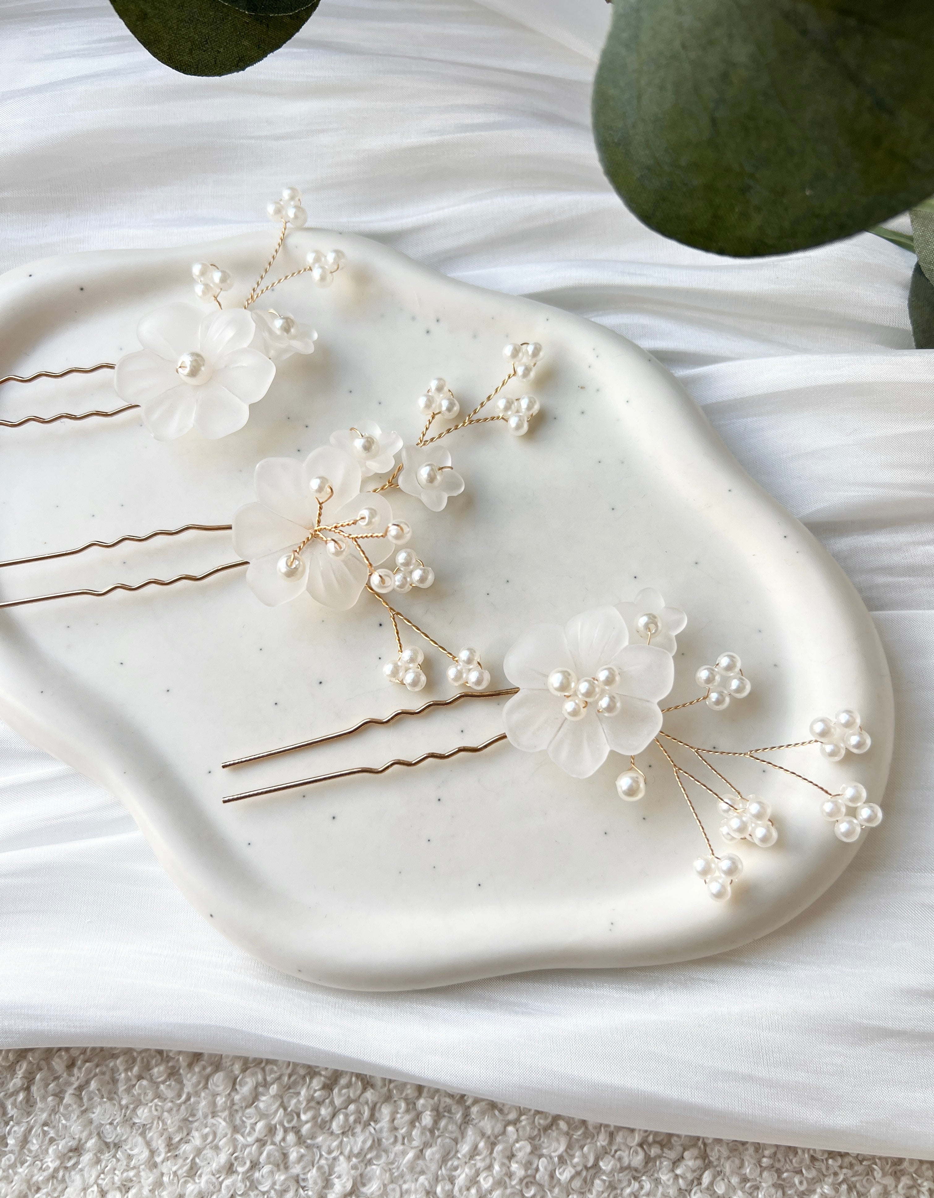 Set Brauthaarschmuck, Gold, weisse leicht transparente Blumen, zarte Perlen, Juwelierdraht, feiner Haarschmuck, Hochzeit, Perlenschmuck, Haarnadeln fuer die Braut, hochwertiger Brautschmuck, Bride to Be, Weddinginspiration, Hochzeitsschmuck, Bridalinspo, Schmuckbluete