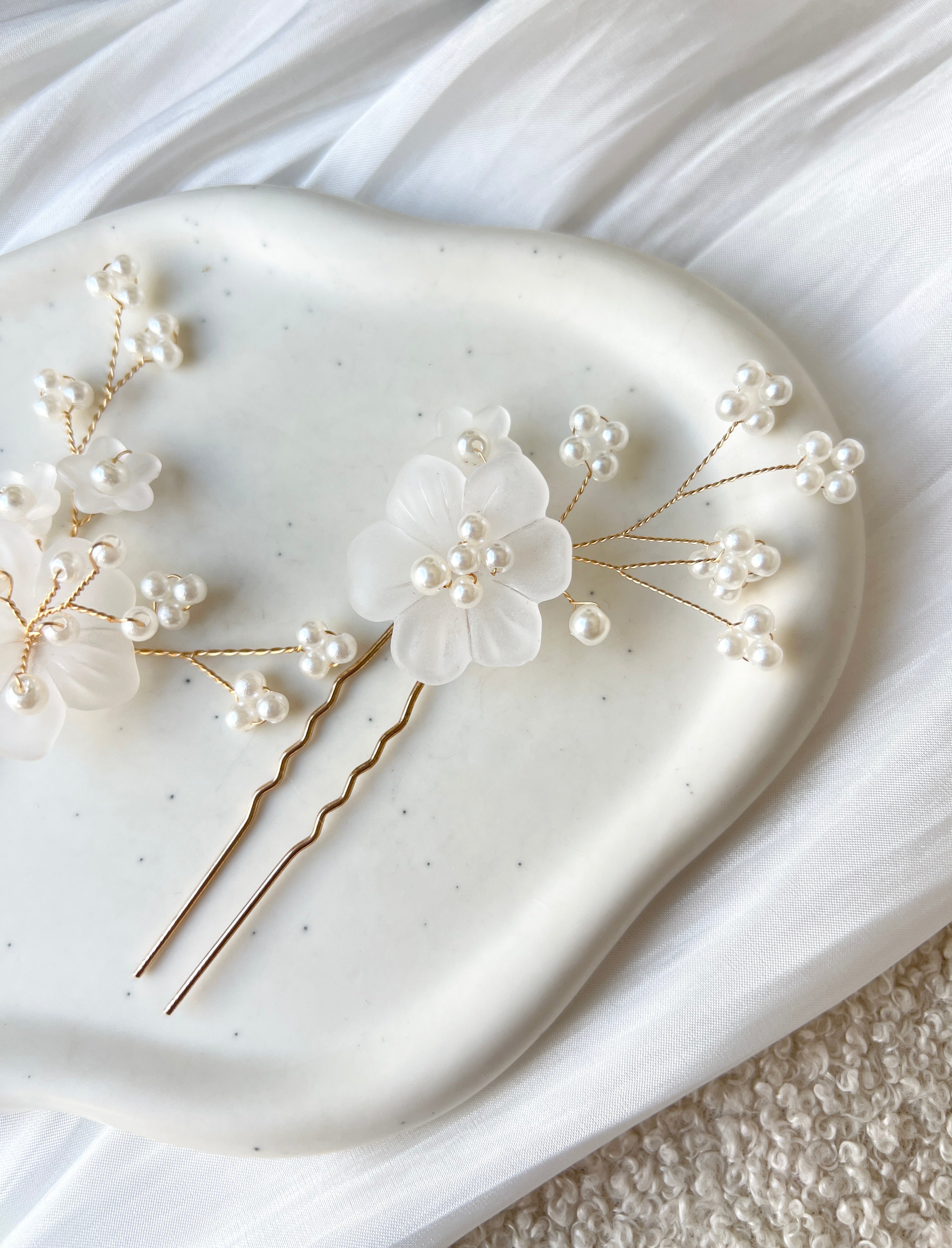 Set Brauthaarschmuck, Gold, weisse leicht transparente Blumen, zarte Perlen, Juwelierdraht, feiner Haarschmuck, Hochzeit, Perlenschmuck, Haarnadeln fuer die Braut, hochwertiger Brautschmuck, Bride to Be, Weddinginspiration, Hochzeitsschmuck, Bridalinspo, Schmuckbluete