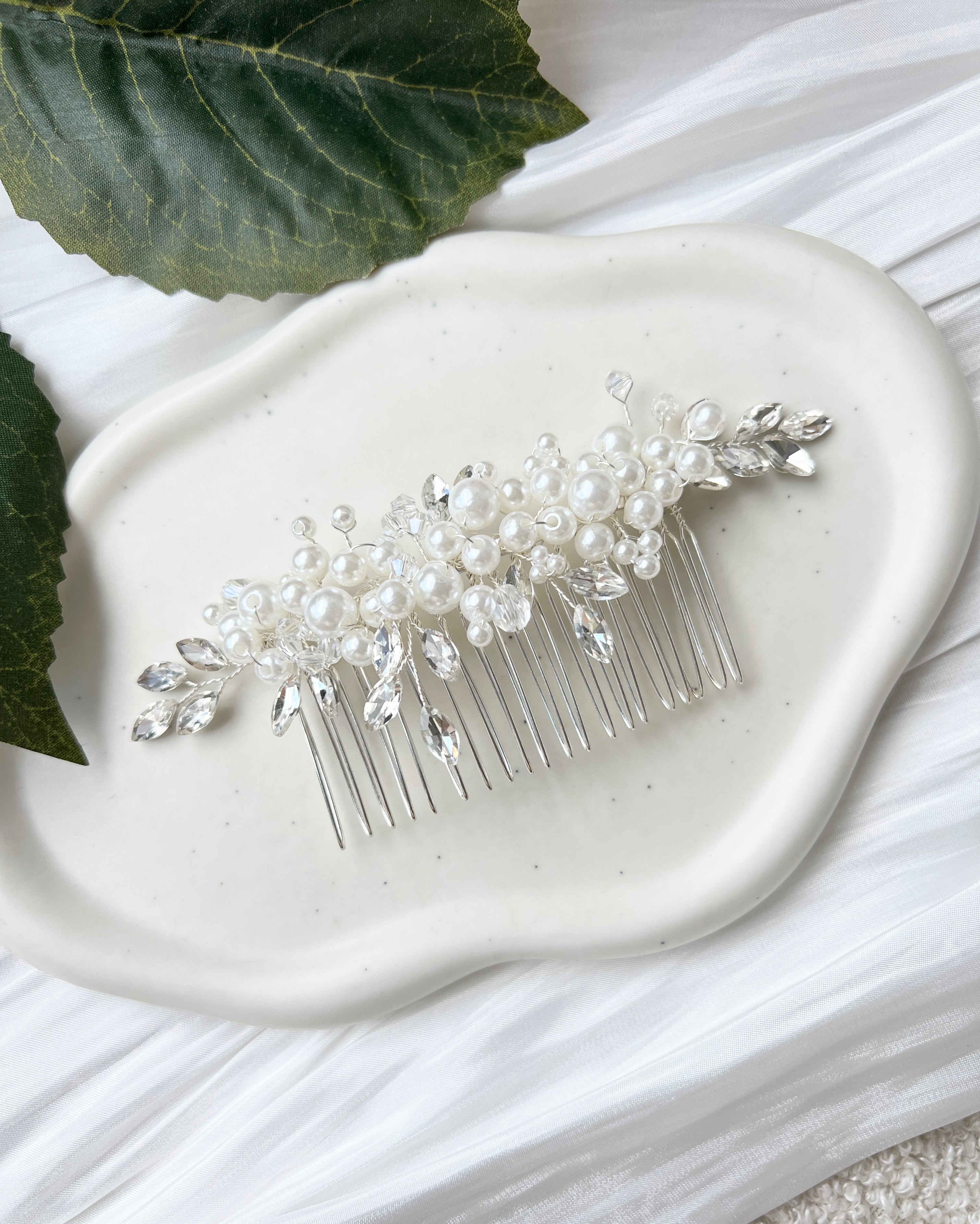 Haarschmuck - Silber, eleganter Haarkamm, weiße Perlen und silberne Strass Steine, Hochzeit, Brautschmuck
