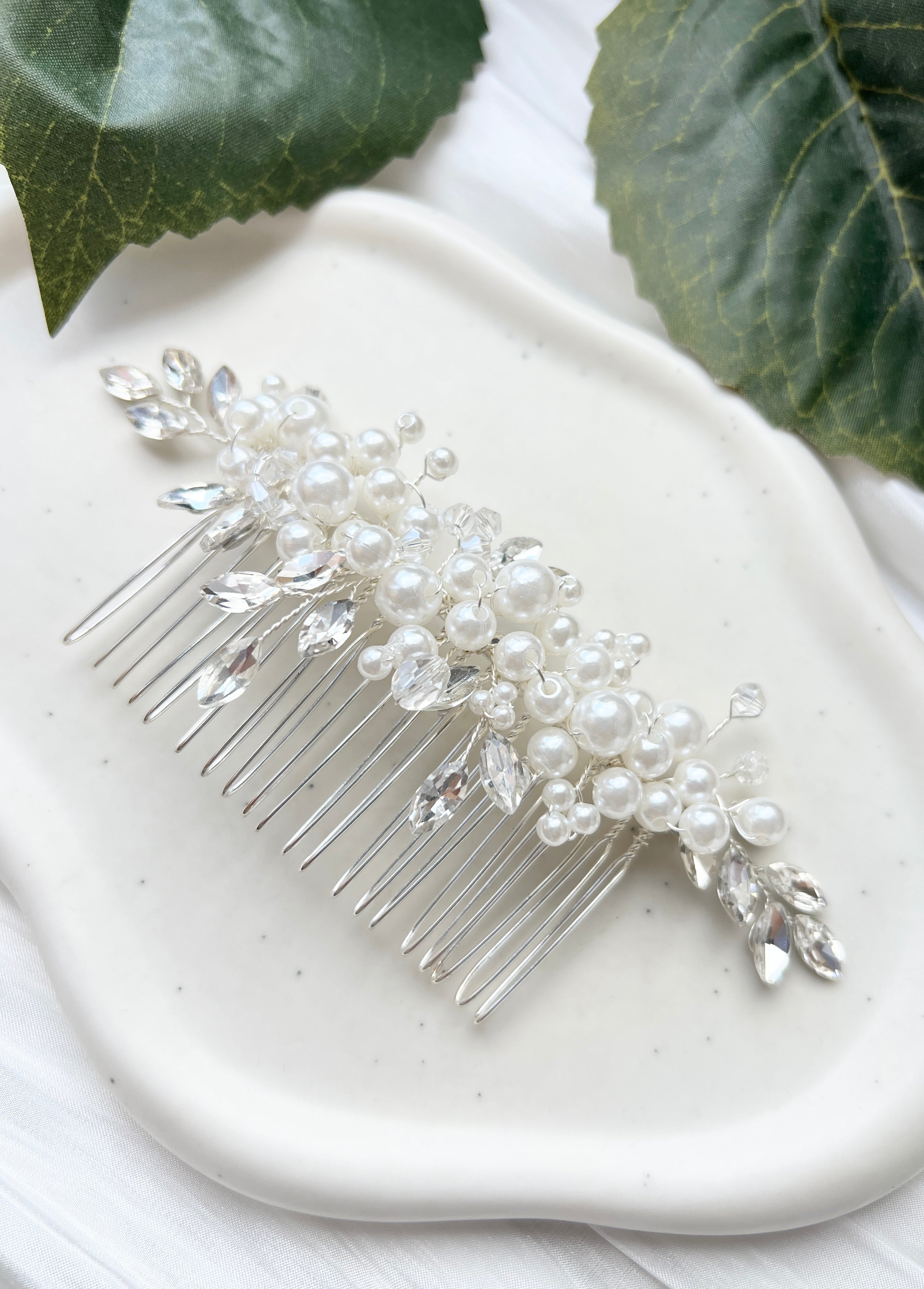 Haarschmuck - Silber, eleganter Haarkamm, weiße Perlen und silberne Strass Steine, Hochzeit, Brautschmuck