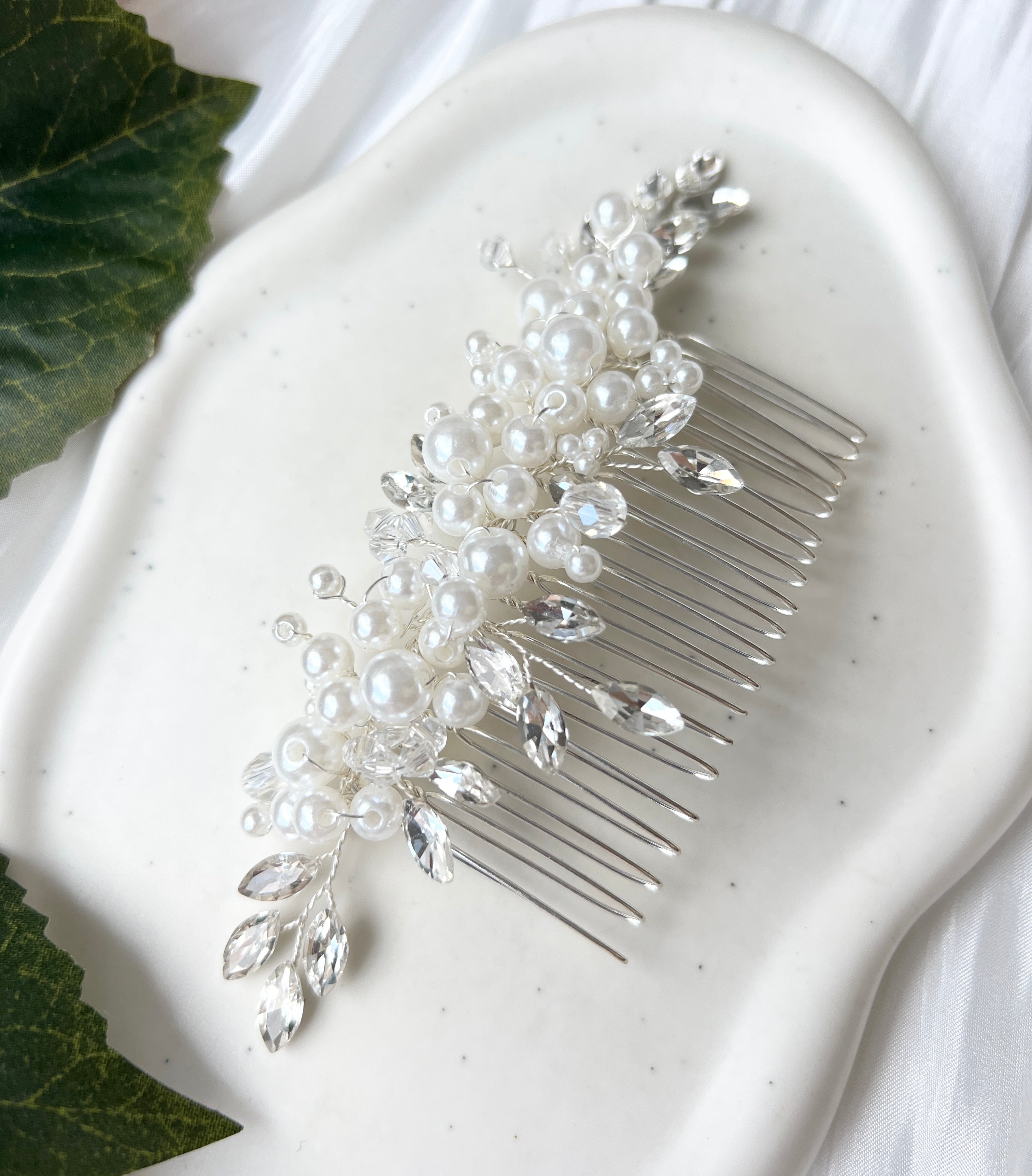 Haarschmuck - Silber, eleganter Haarkamm, weiße Perlen und silberne Strass Steine, Hochzeit, Brautschmuck