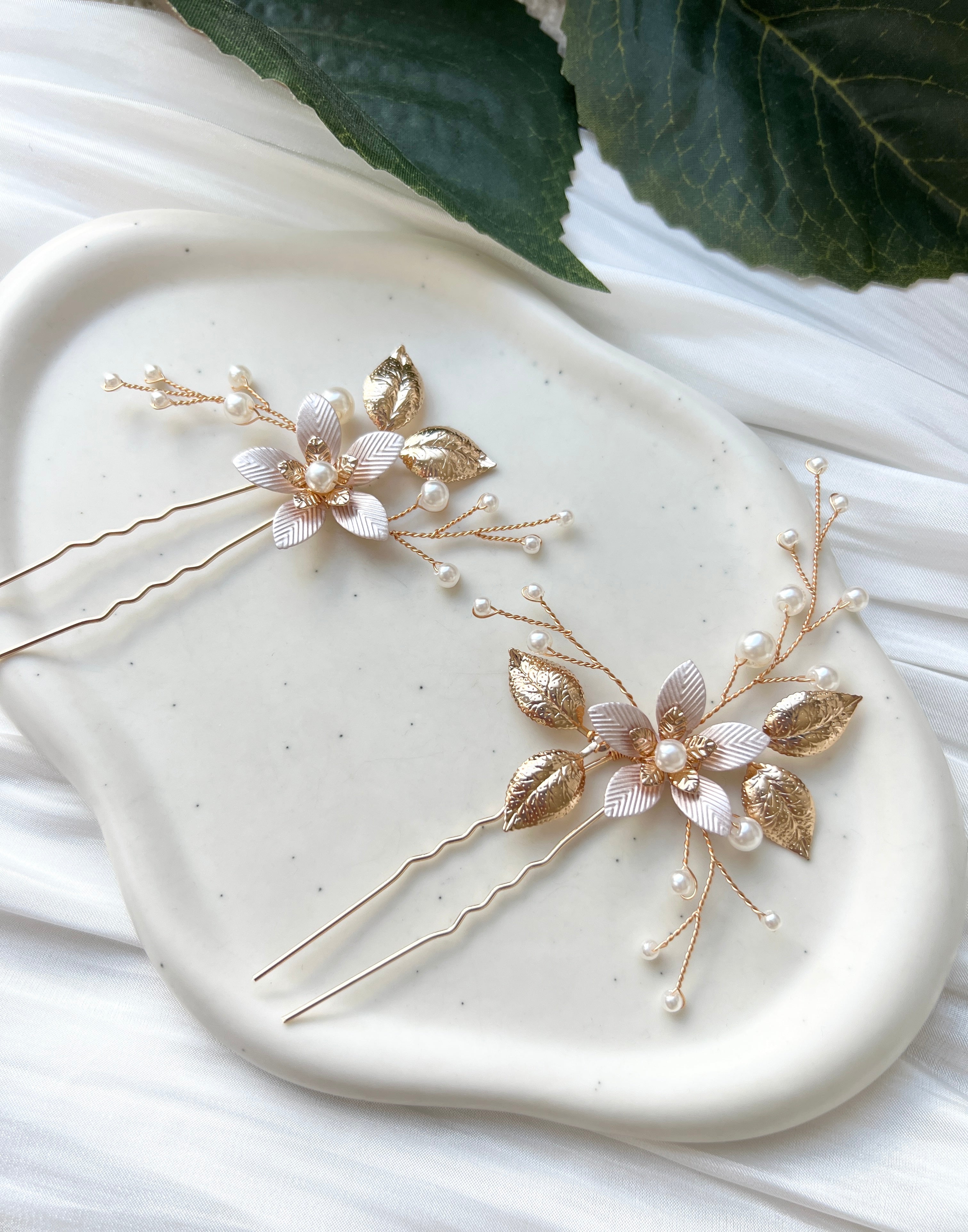 Haarschmuck Set 2 Stueck, Brauthaarschmuck, Haarnadeln mit feinen weissen Perlen, Perlenschmuck, Blueten, warmes Gold und rosa Rosegoldene Details, Hochzeitschmuck, Perlenschmuck, Schmuck Hochzeit, Blumenschmuck, Brautfrisur, Weddinginspiration