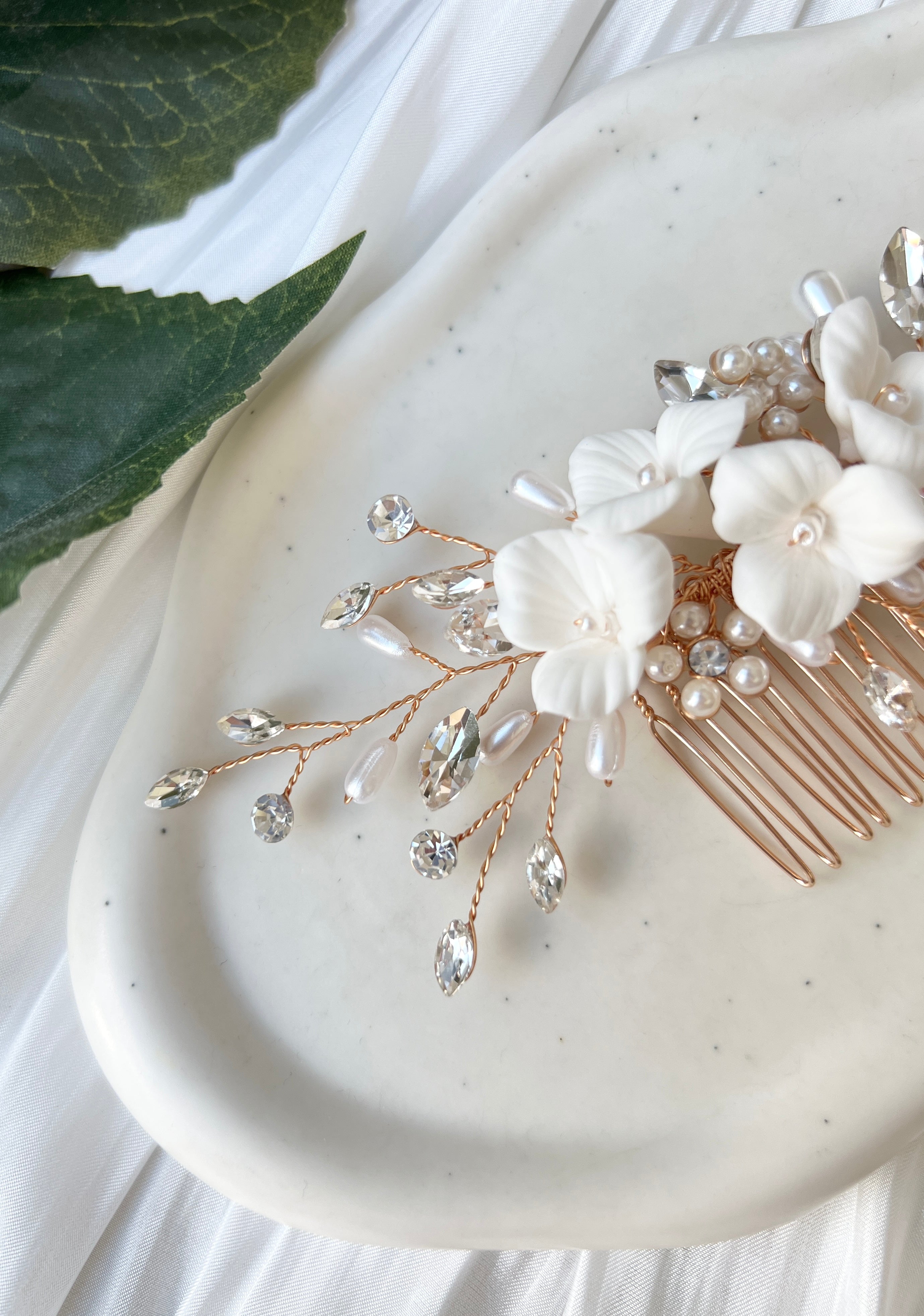 Brauthaarschmuck, Braut, Haarschmuck, Haarkamm mit weißen Blumen, feine Blütenblätter, glänzende Strass Steine, ovale Perlen, Brautfrisur, floraler Brautschmuck