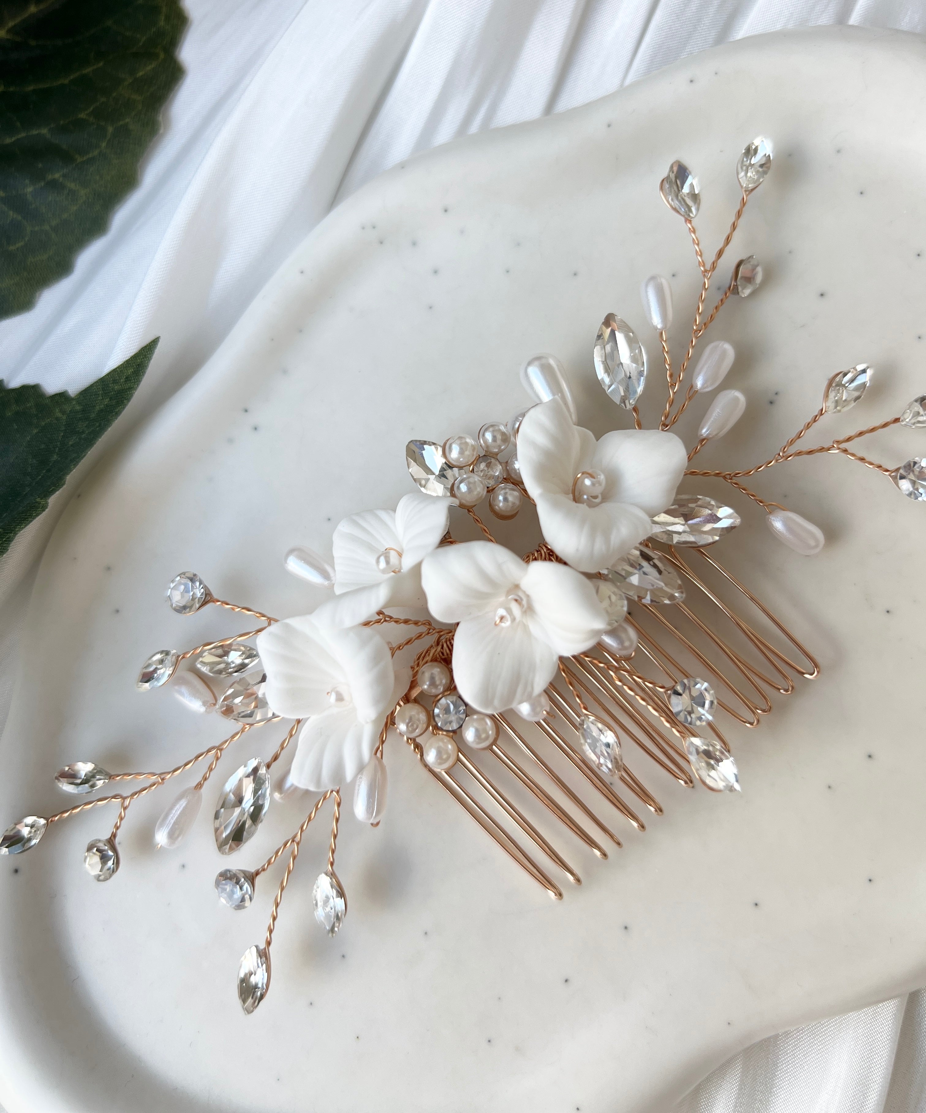 Brauthaarschmuck, Braut, Haarschmuck, Haarkamm mit weißen Blumen, feine Blütenblätter, glänzende Strass Steine, ovale Perlen, Brautfrisur, floraler Brautschmuck
