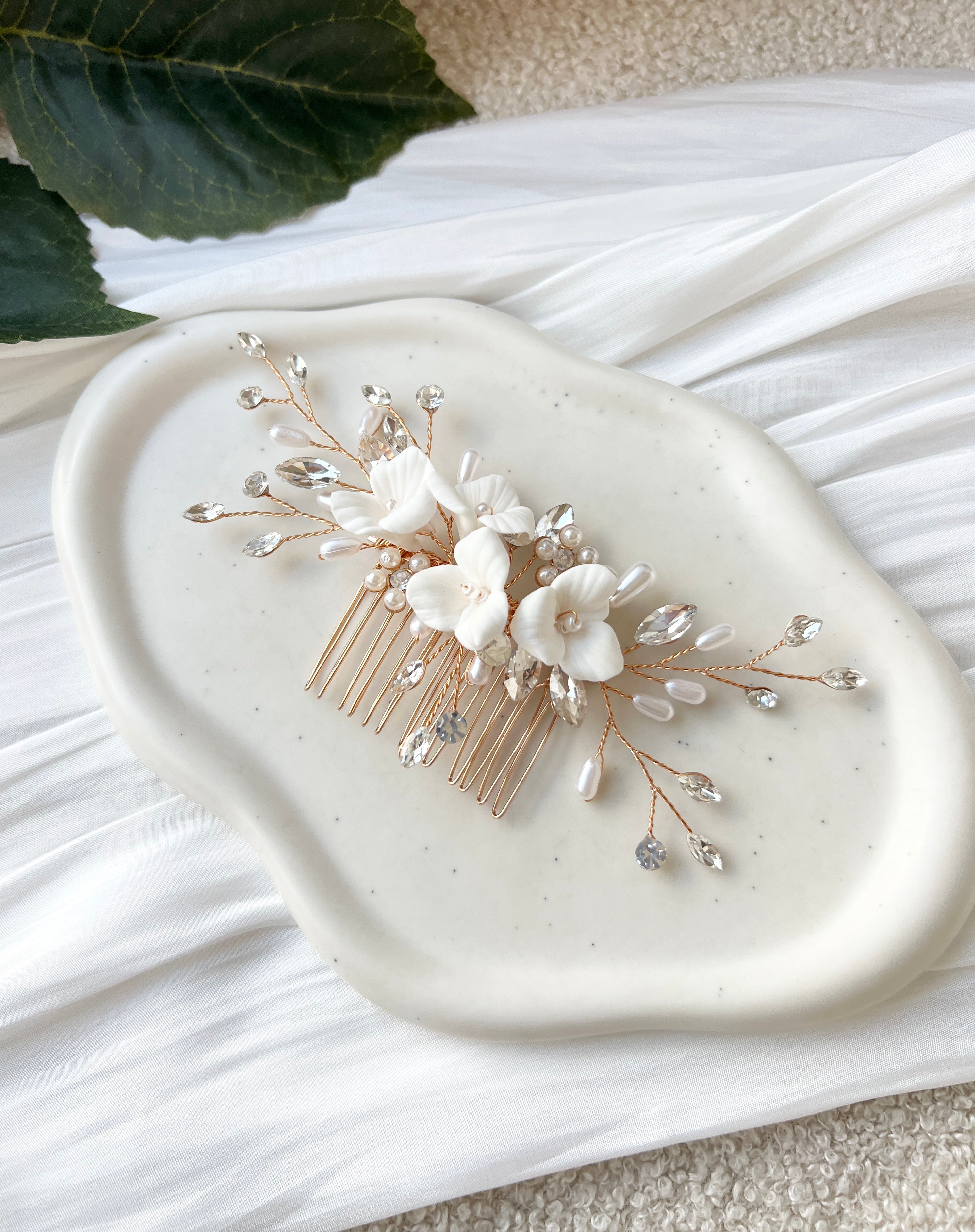 Brauthaarschmuck, Braut, Haarschmuck, Haarkamm mit weißen Blumen, feine Blütenblätter, glänzende Strass Steine, ovale Perlen, Brautfrisur, floraler Brautschmuck