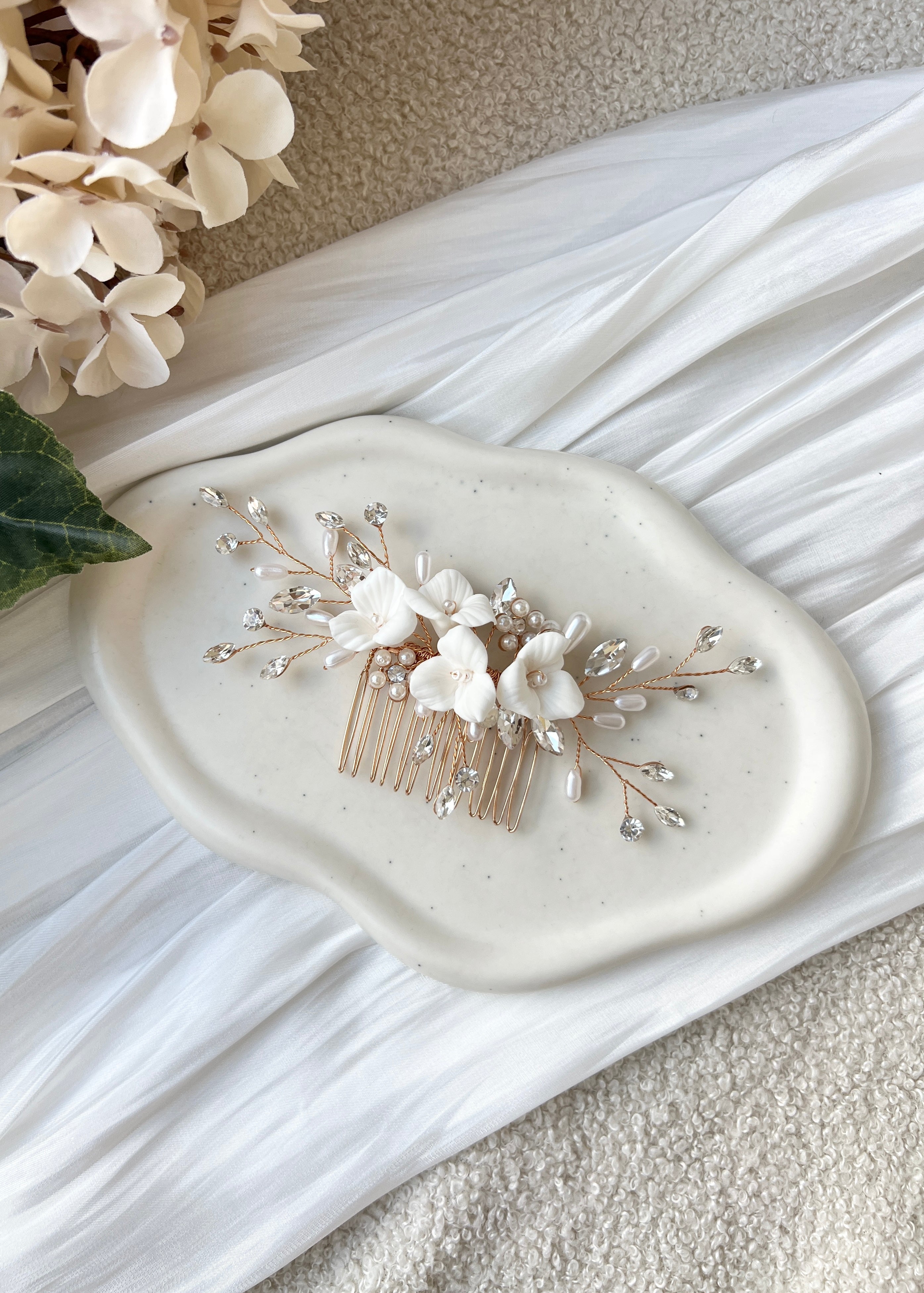 Brauthaarschmuck, Braut, Haarschmuck, Haarkamm mit weißen Blumen, feine Blütenblätter, glänzende Strass Steine, ovale Perlen, Brautfrisur, floraler Brautschmuck