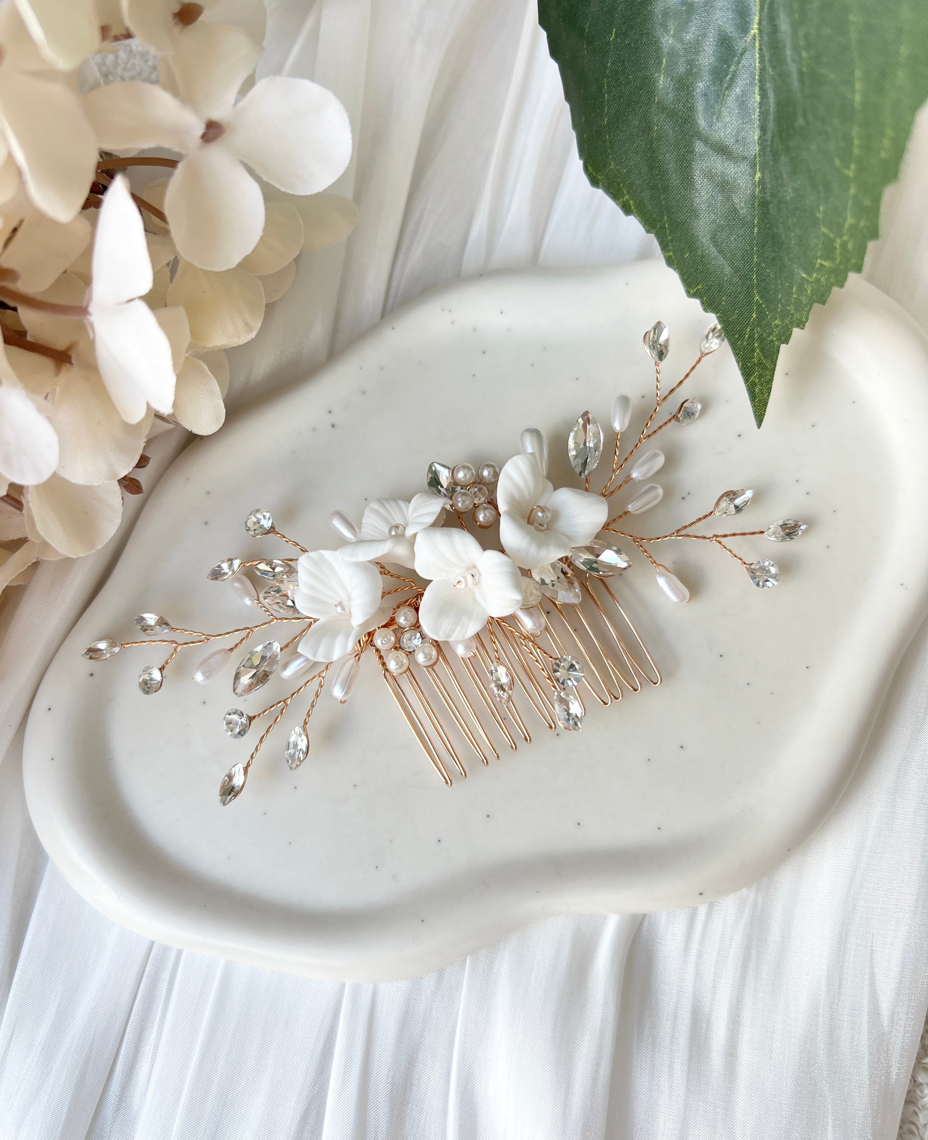 Brauthaarschmuck, Braut, Haarschmuck, Haarkamm mit weißen Blumen, feine Blütenblätter, glänzende Strass Steine, ovale Perlen, Brautfrisur, floraler Brautschmuck