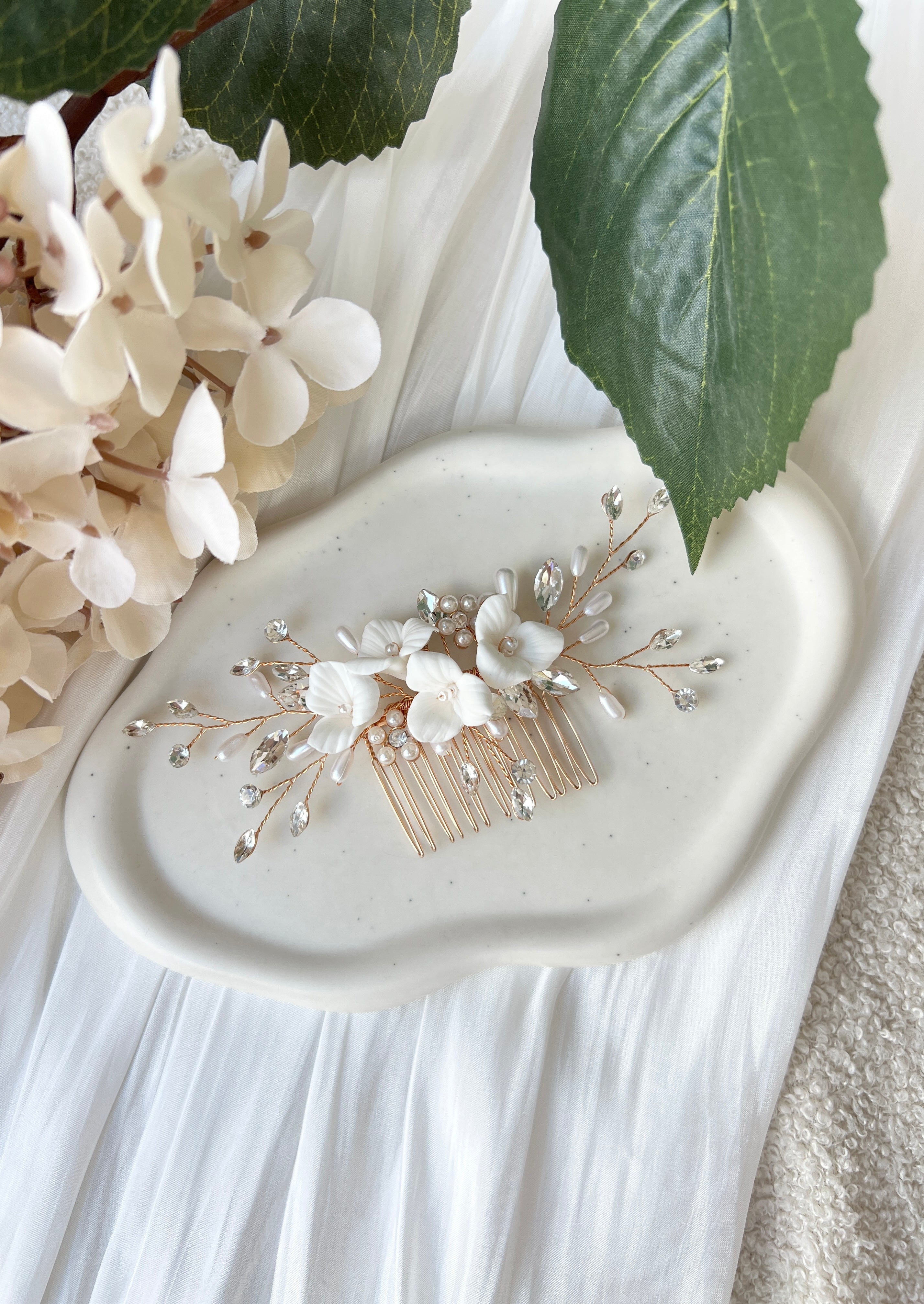 Brauthaarschmuck, Braut, Haarschmuck, Haarkamm mit weißen Blumen, feine Blütenblätter, glänzende Strass Steine, ovale Perlen, Brautfrisur, floraler Brautschmuck