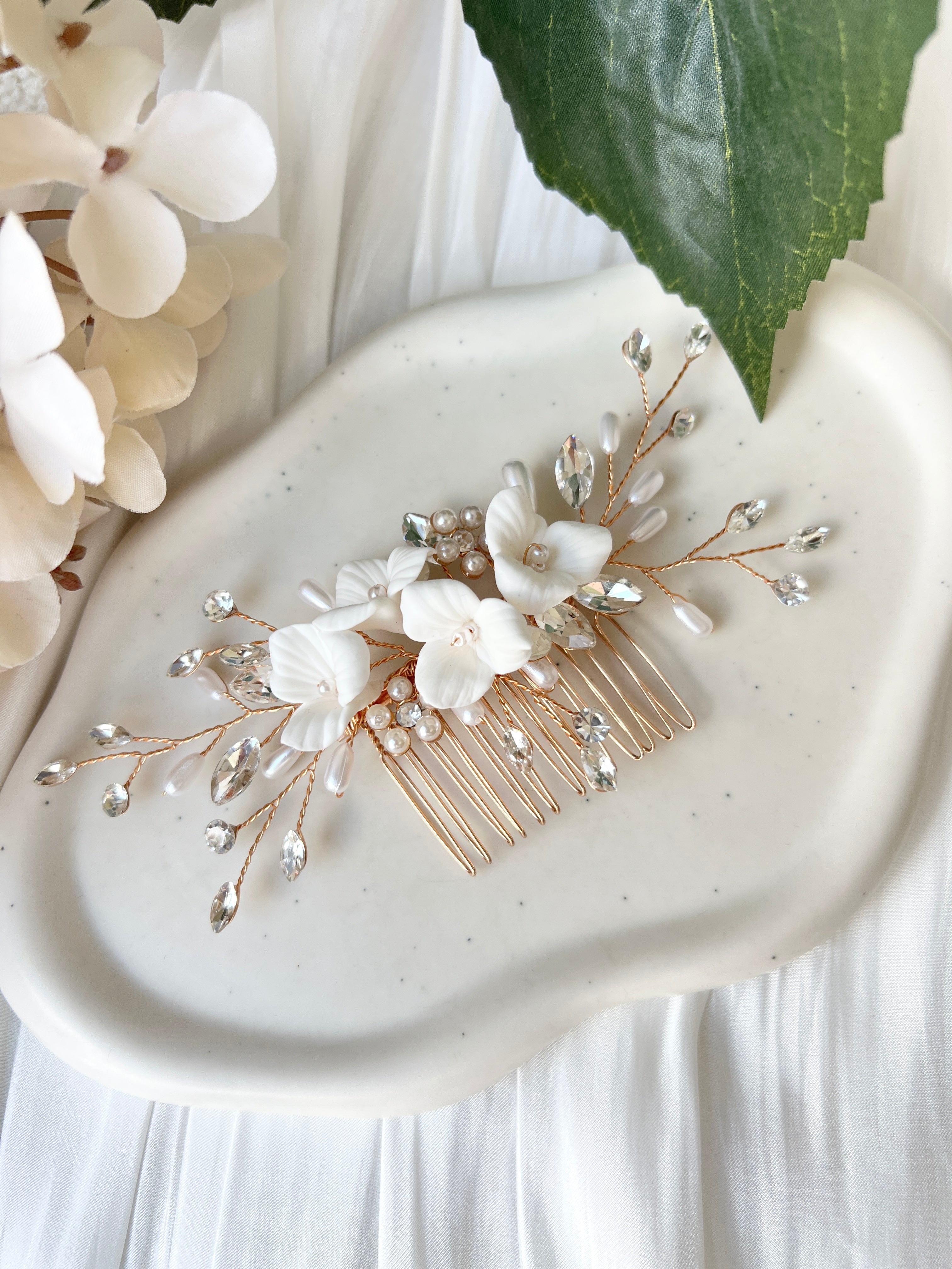 Brauthaarschmuck, Braut, Haarschmuck, Haarkamm mit weißen Blumen, feine Blütenblätter, glänzende Strass Steine, ovale Perlen, Brautfrisur, floraler Brautschmuck