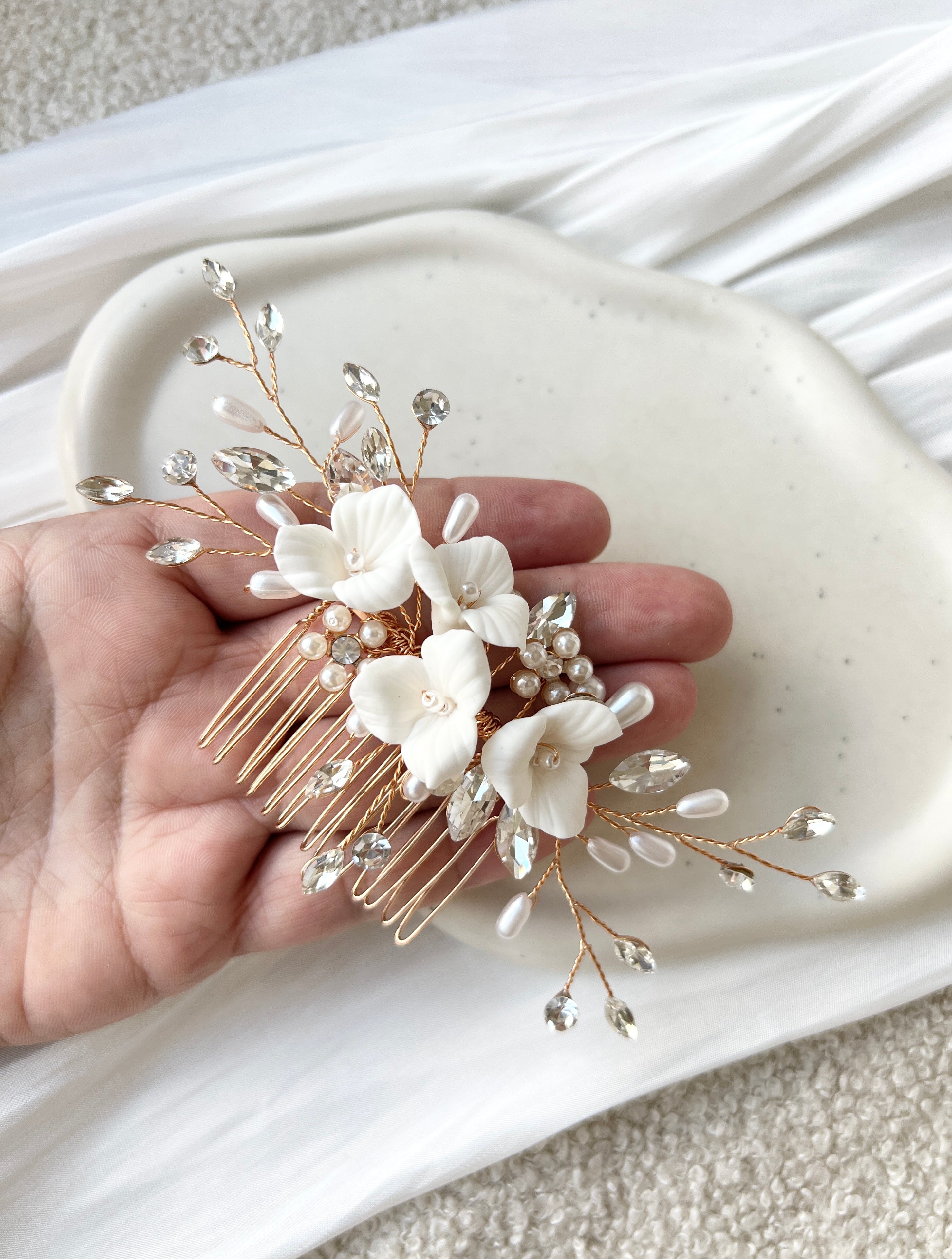 Brauthaarschmuck, Braut, Haarschmuck, Haarkamm mit weißen Blumen, feine Blütenblätter, glänzende Strass Steine, ovale Perlen, Brautfrisur, floraler Brautschmuck
