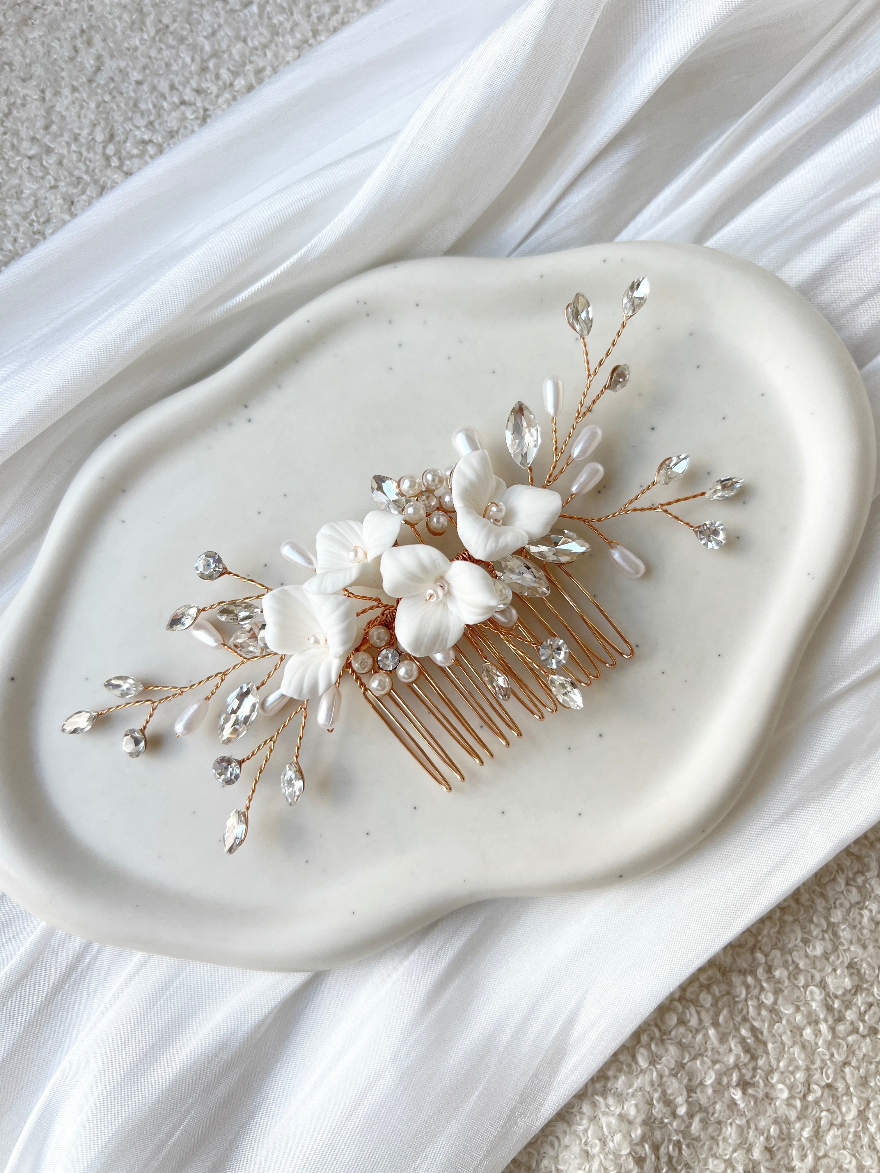 Brauthaarschmuck, Braut, Haarschmuck, Haarkamm mit weißen Blumen, feine Blütenblätter, glänzende Strass Steine, ovale Perlen, Brautfrisur, floraler Brautschmuck