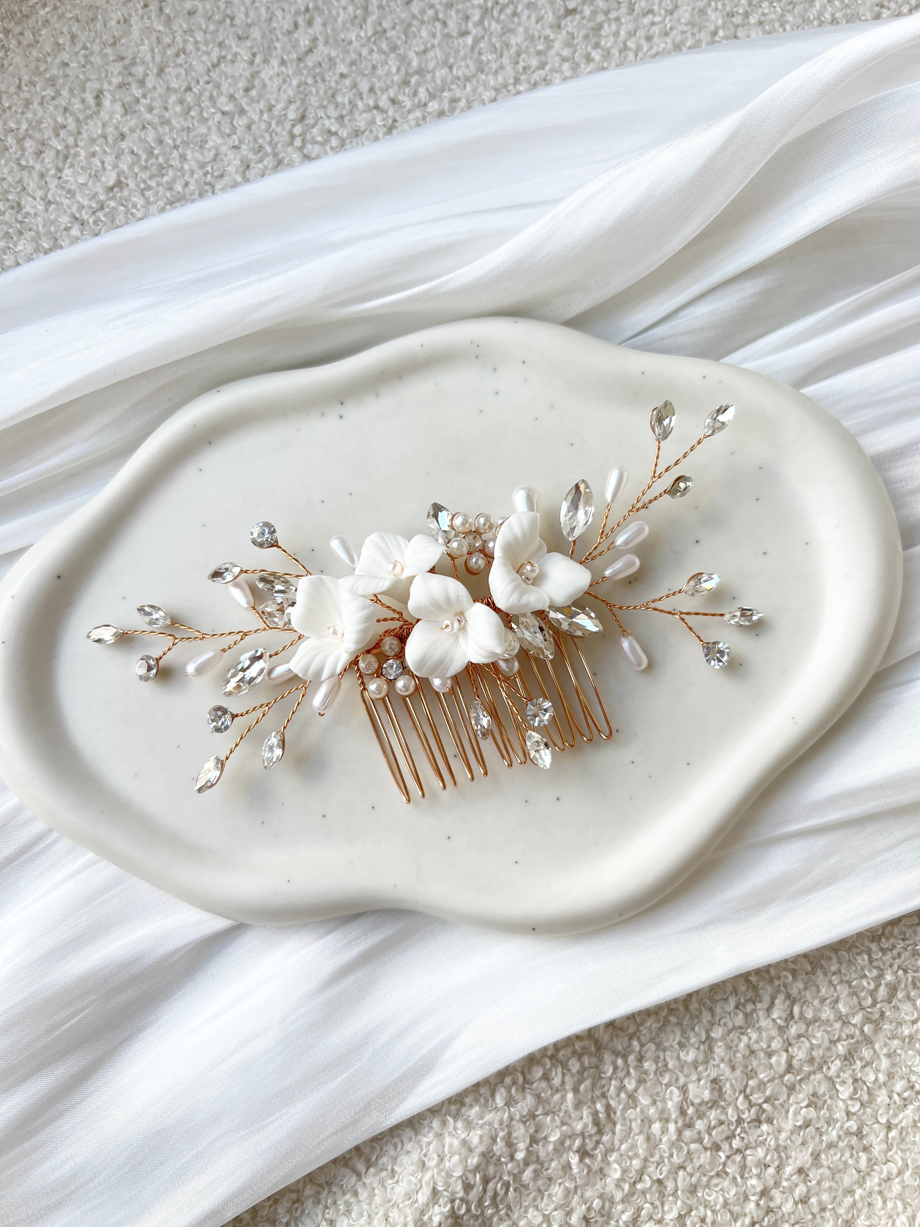 Haarkamm mit weißen Blüten, Gold, Brautschmuck