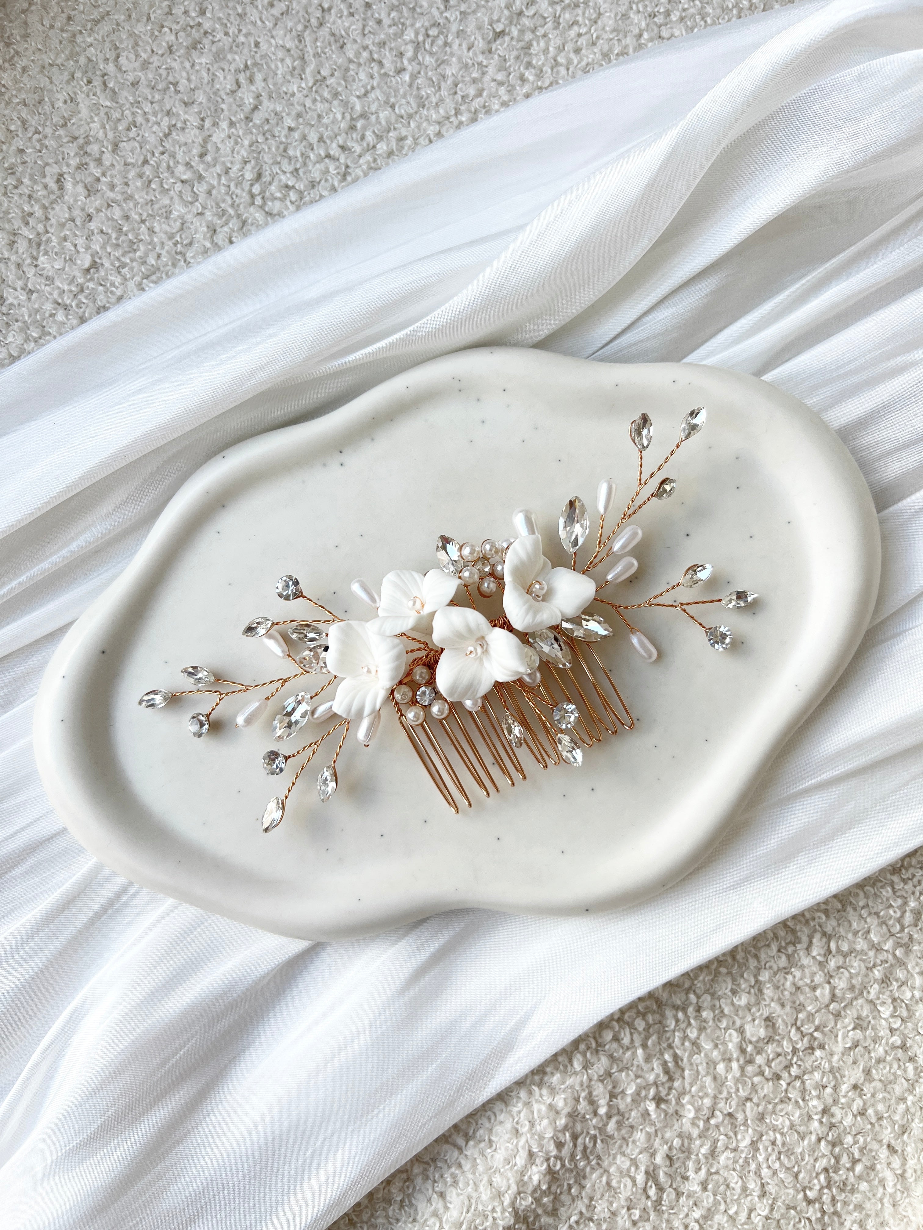 Brauthaarschmuck, Braut, Haarschmuck, Haarkamm mit weißen Blumen, feine Blütenblätter, glänzende Strass Steine, ovale Perlen, Brautfrisur, floraler Brautschmuck