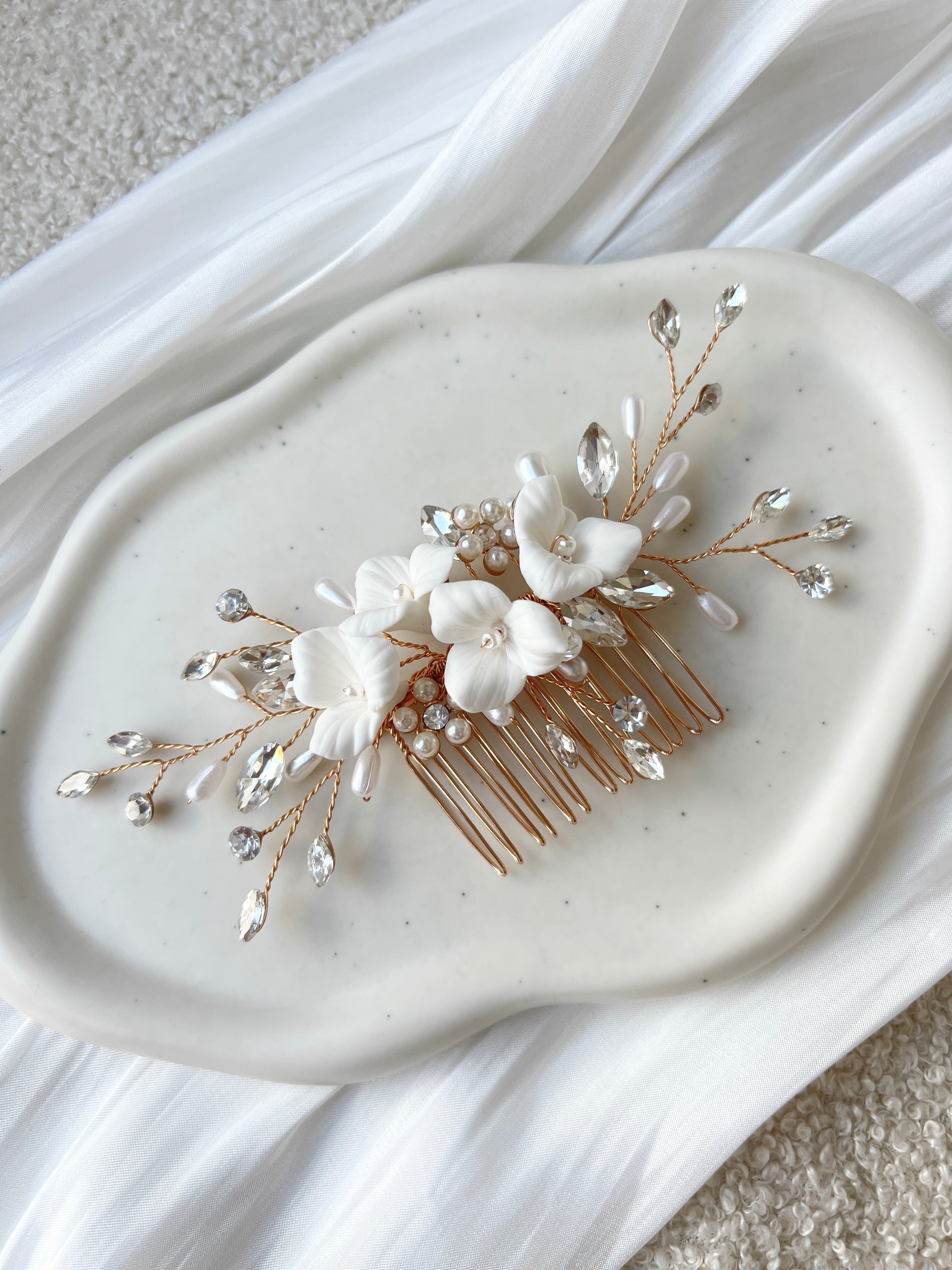 Brauthaarschmuck, Braut, Haarschmuck, Haarkamm mit weißen Blumen, feine Blütenblätter, glänzende Strass Steine, ovale Perlen, Brautfrisur, floraler Brautschmuck