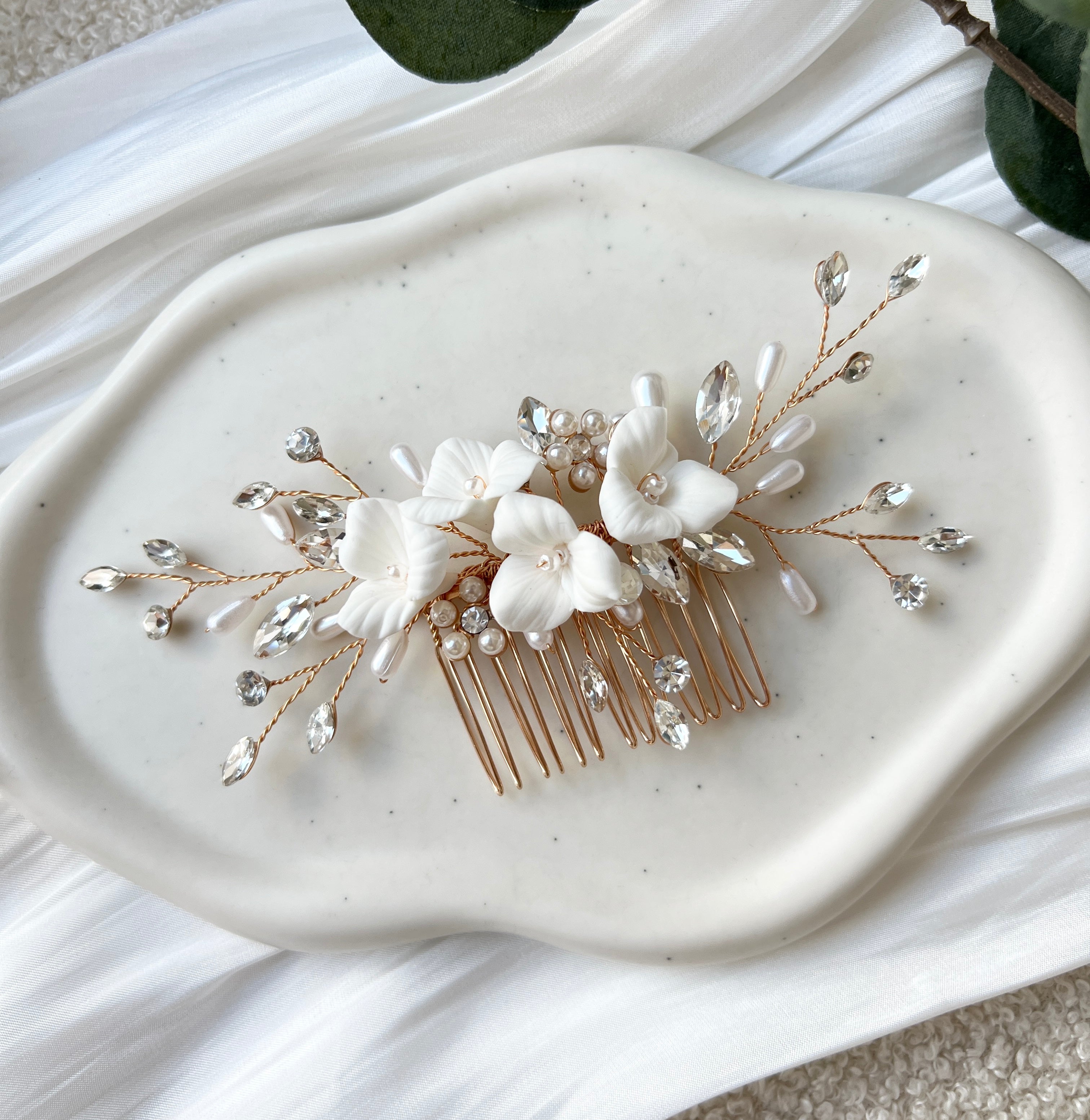 Brauthaarschmuck, Braut, Haarschmuck, Haarkamm mit weißen Blumen, feine Blütenblätter, glänzende Strass Steine, ovale Perlen, Brautfrisur, floraler Brautschmuck