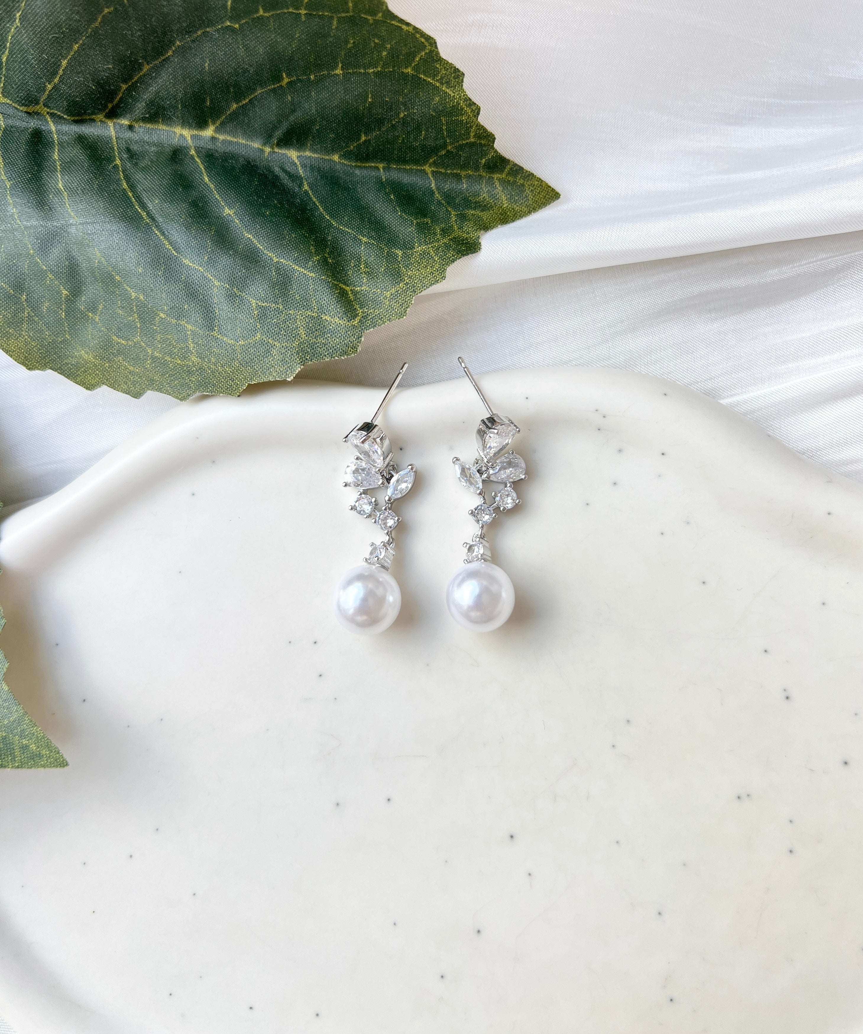 Braut Ohrringe, Silber, Cubic Zirconia, weiße Perlen, Brautschmuck, Brautohrringe