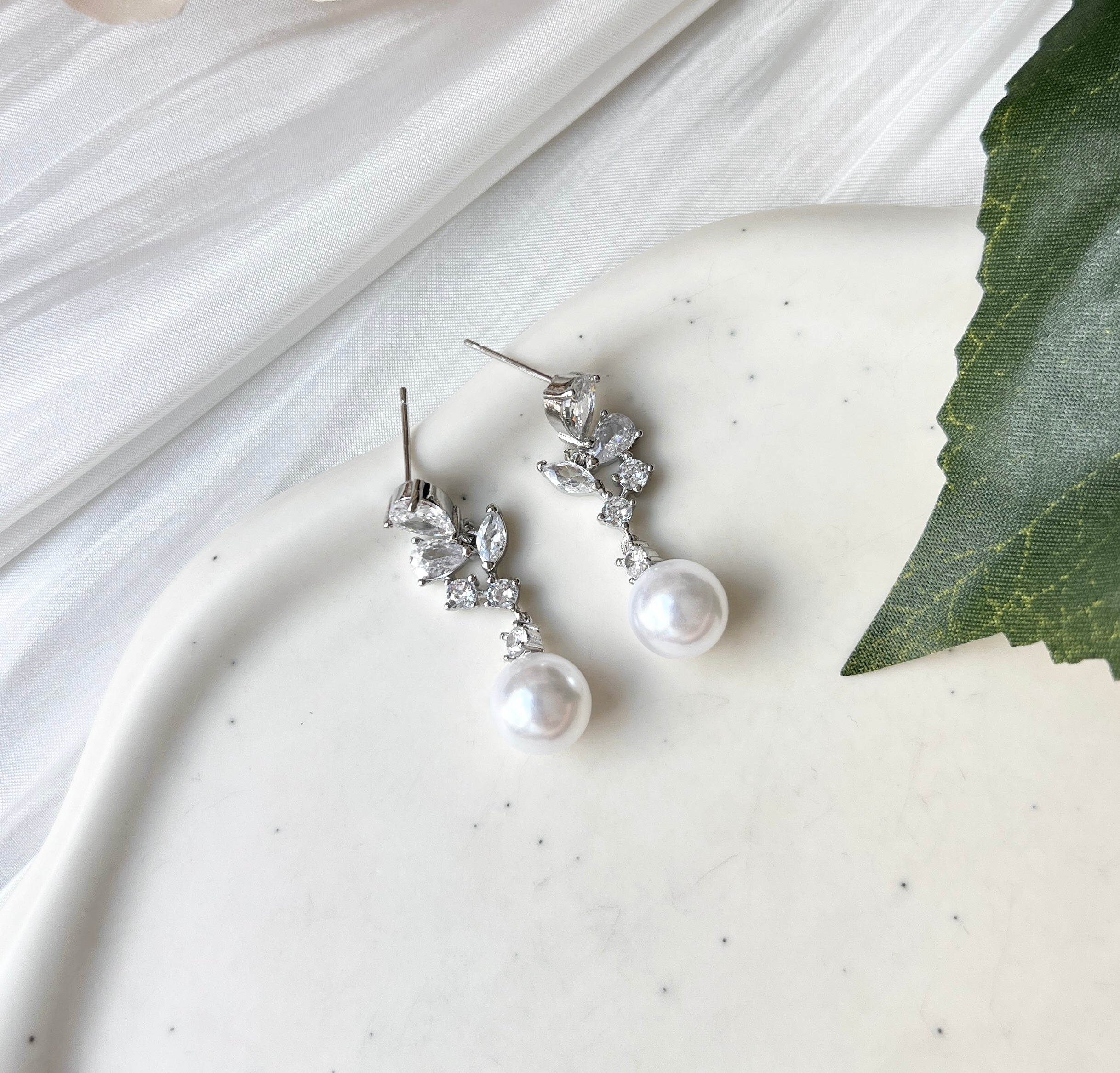 Braut Ohrringe, Silber, Cubic Zirconia, weiße Perlen, Brautschmuck, Brautohrringe