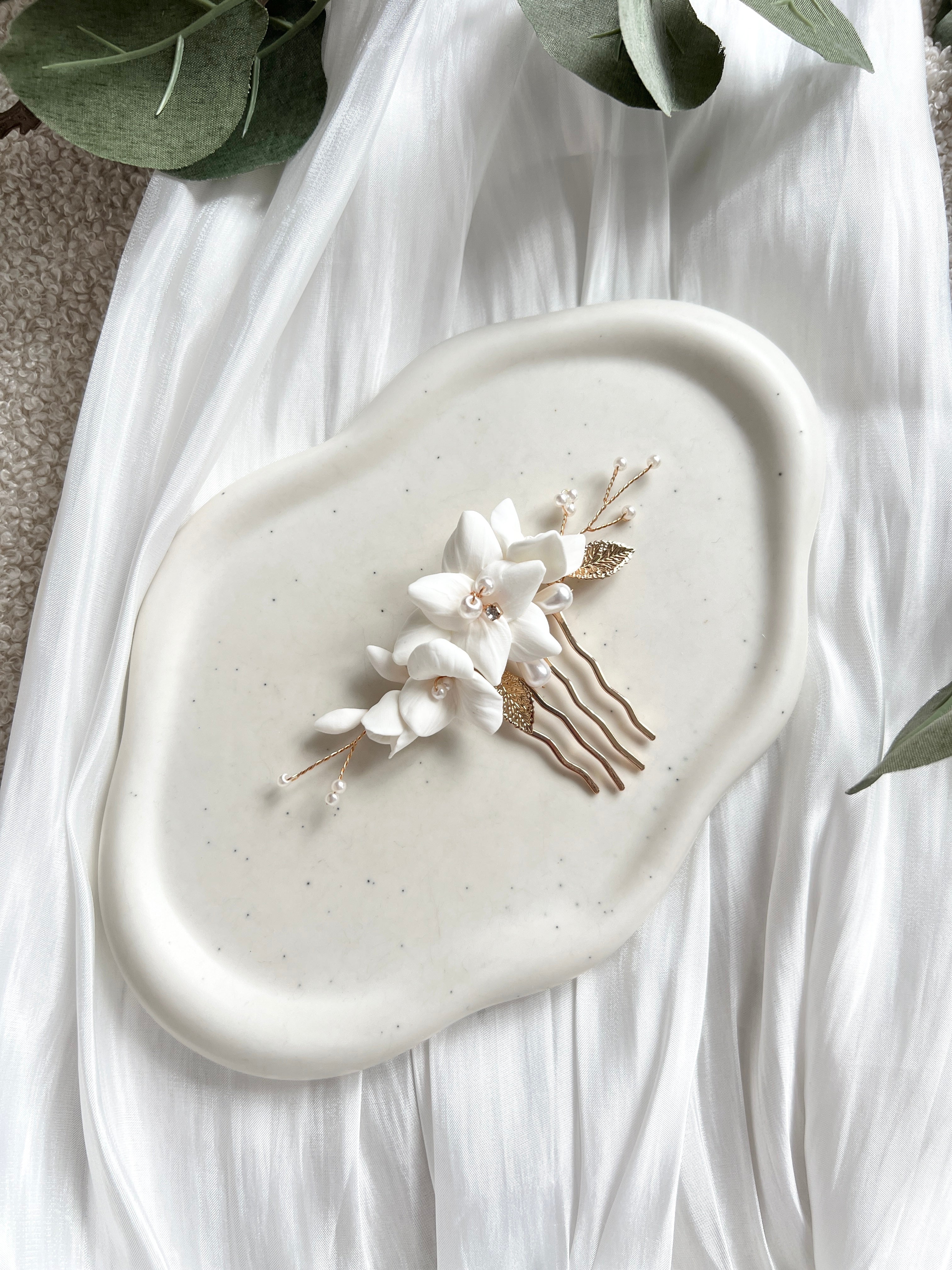 Haarkamm, weiße Blüten, Brautschmuck, Brauthaarschmuck mit zarten Perlen, Perlenschmuck, Haarspange, Brautfrisur, Schmuck, Hochzeit