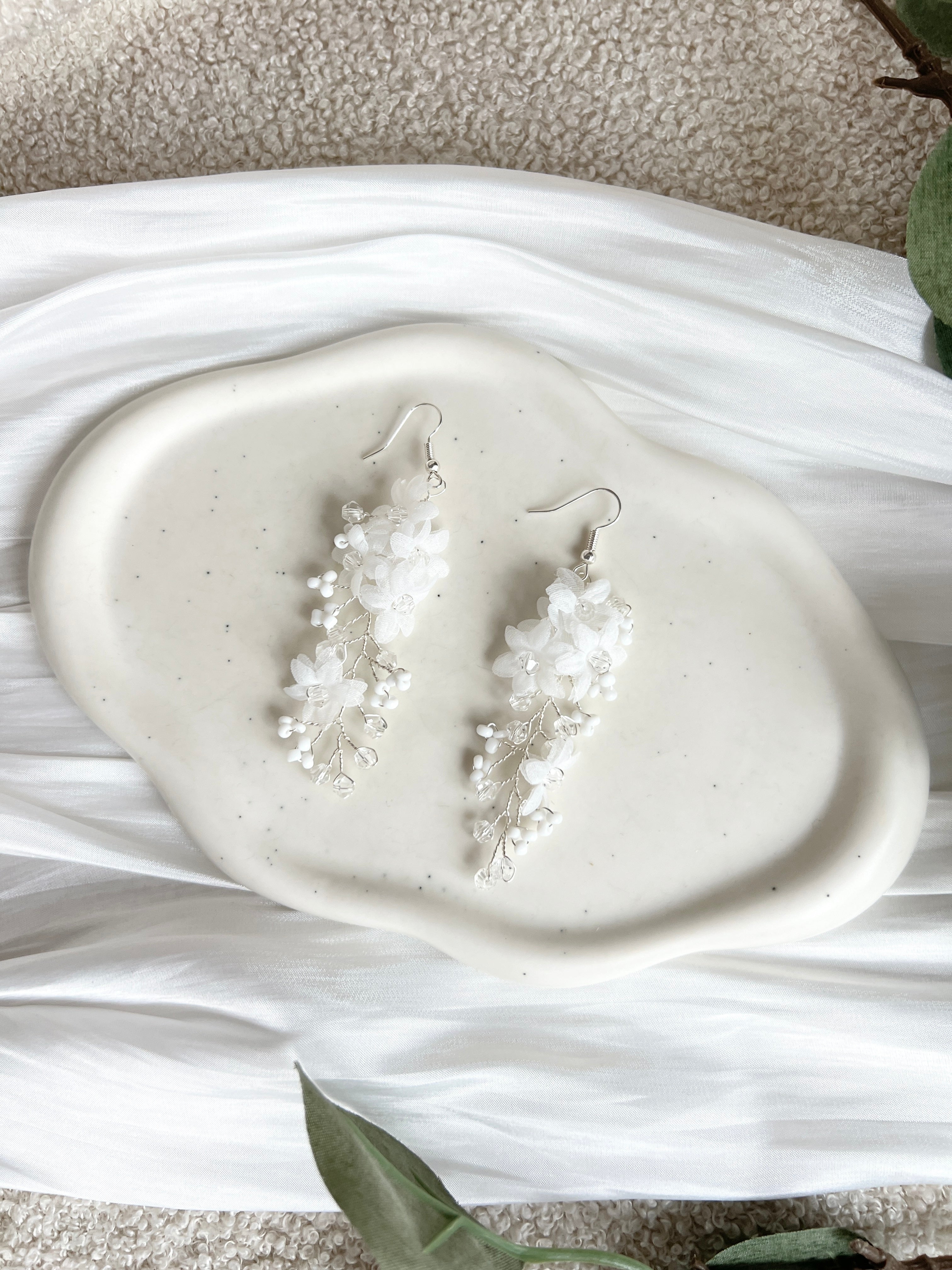Brautohrringe, Silber, weiße feine Blüten, Ohrringe mit transparenten Perlen