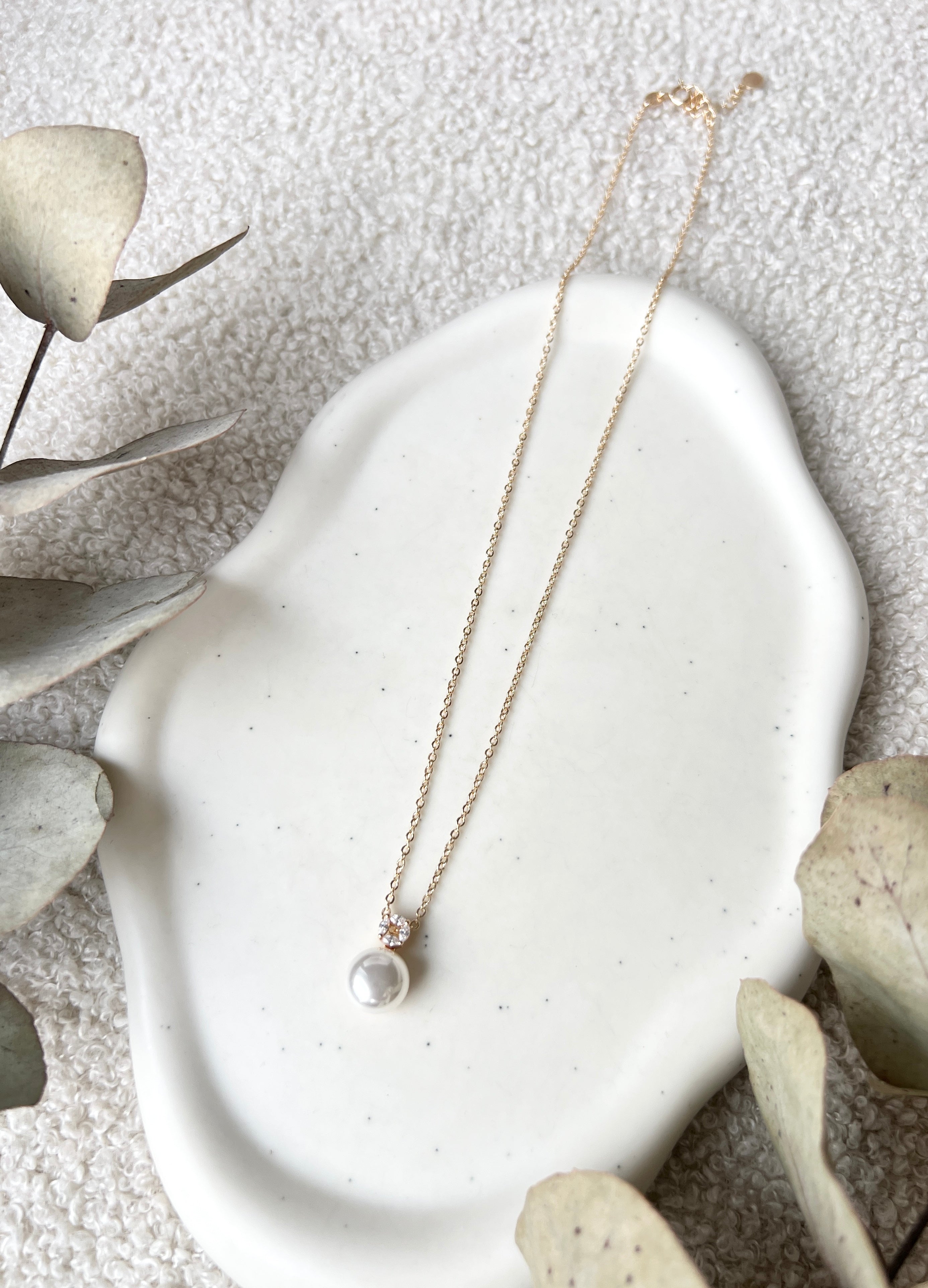 Feine Perlenhalskette, Gold, Weisse Perle, Brautschmuck, Feinschmuck, Brauthalskette, hochwertiger Perlenschmuck, Hochzeitsschmuck, moderner Schmuck, Braut, Hochzeit, Weddinginspiration
