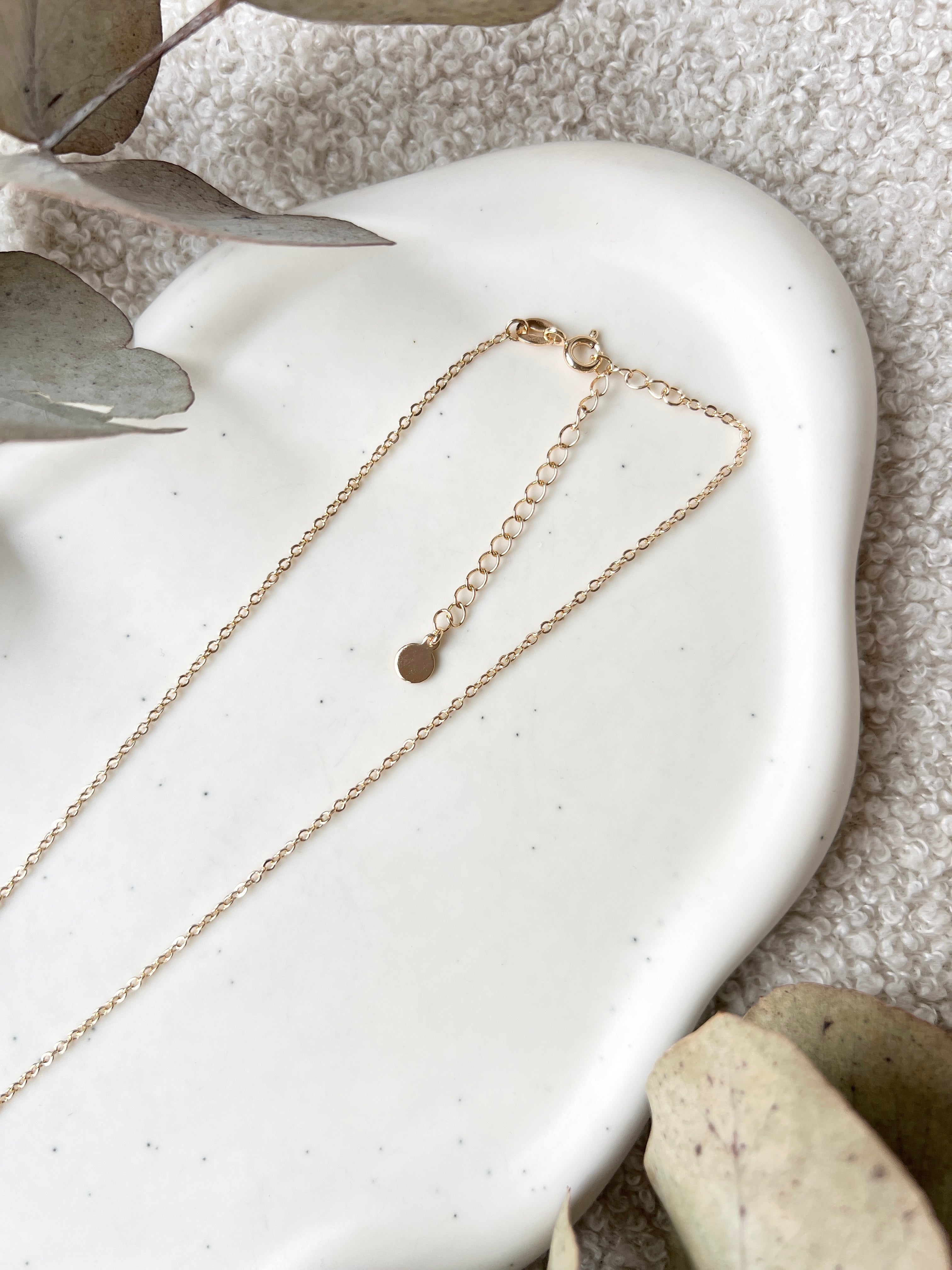 Feine Perlenhalskette, Gold, Weisse Perle, Brautschmuck, Feinschmuck, Brauthalskette, hochwertiger Perlenschmuck, Hochzeitsschmuck, moderner Schmuck, Braut, Hochzeit, Weddinginspiration
