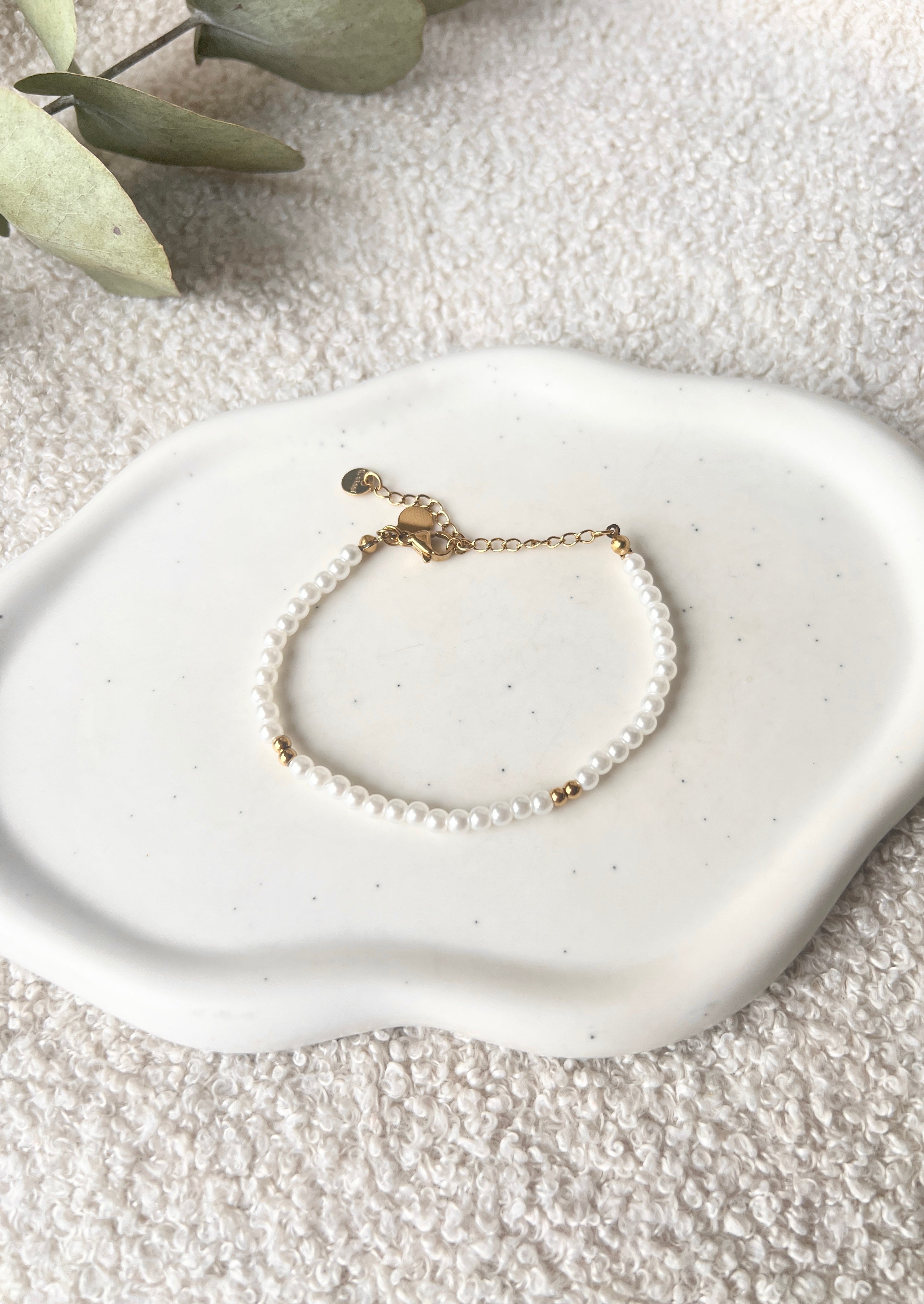 Perlenarmband, weiße und Goldene Perlen, goldener Verschluss, Perlenschmuck