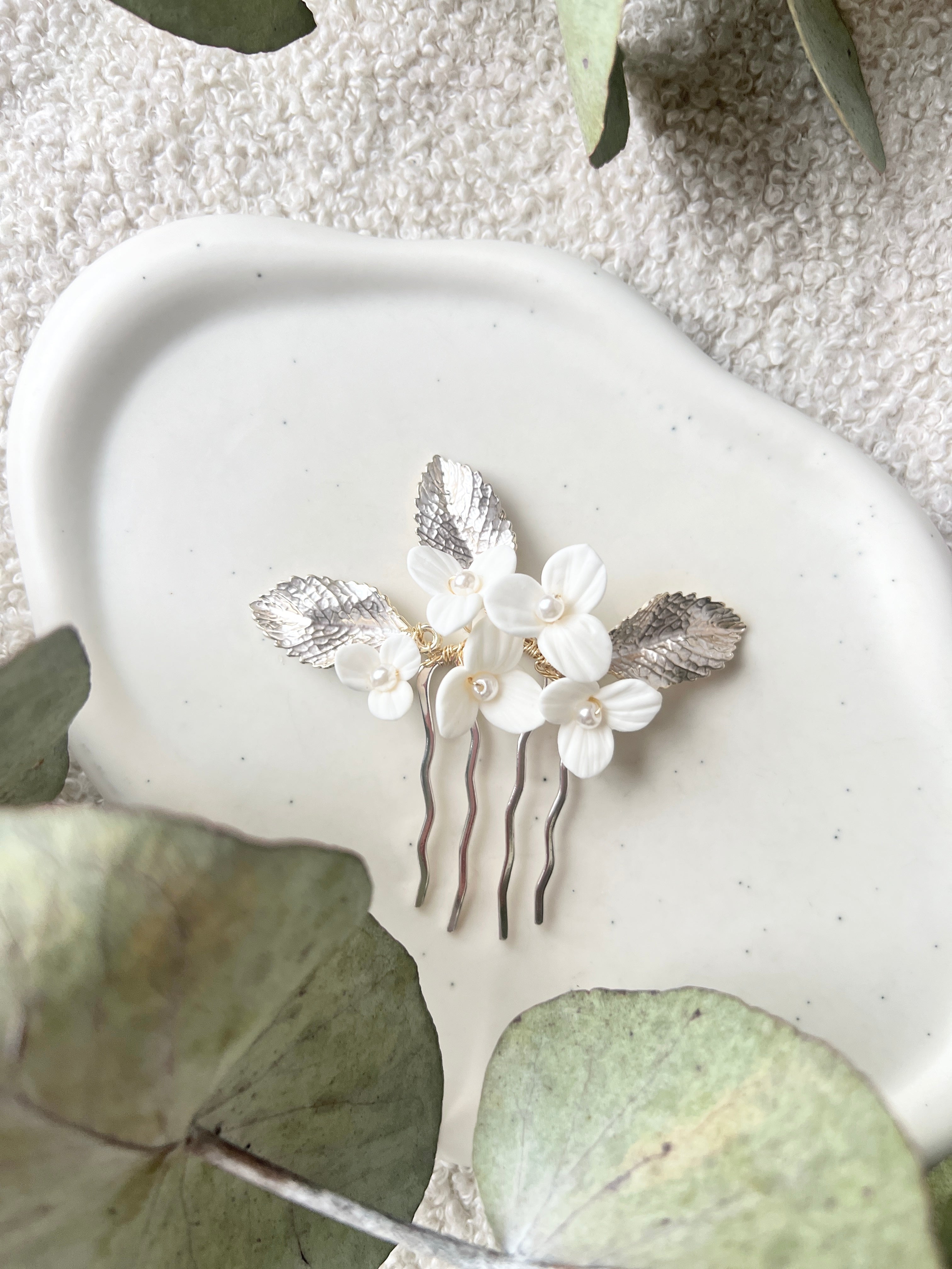 Braut Haarkamm, filigrane Blüten, Perlen und silber/hellgoldenen Blätter