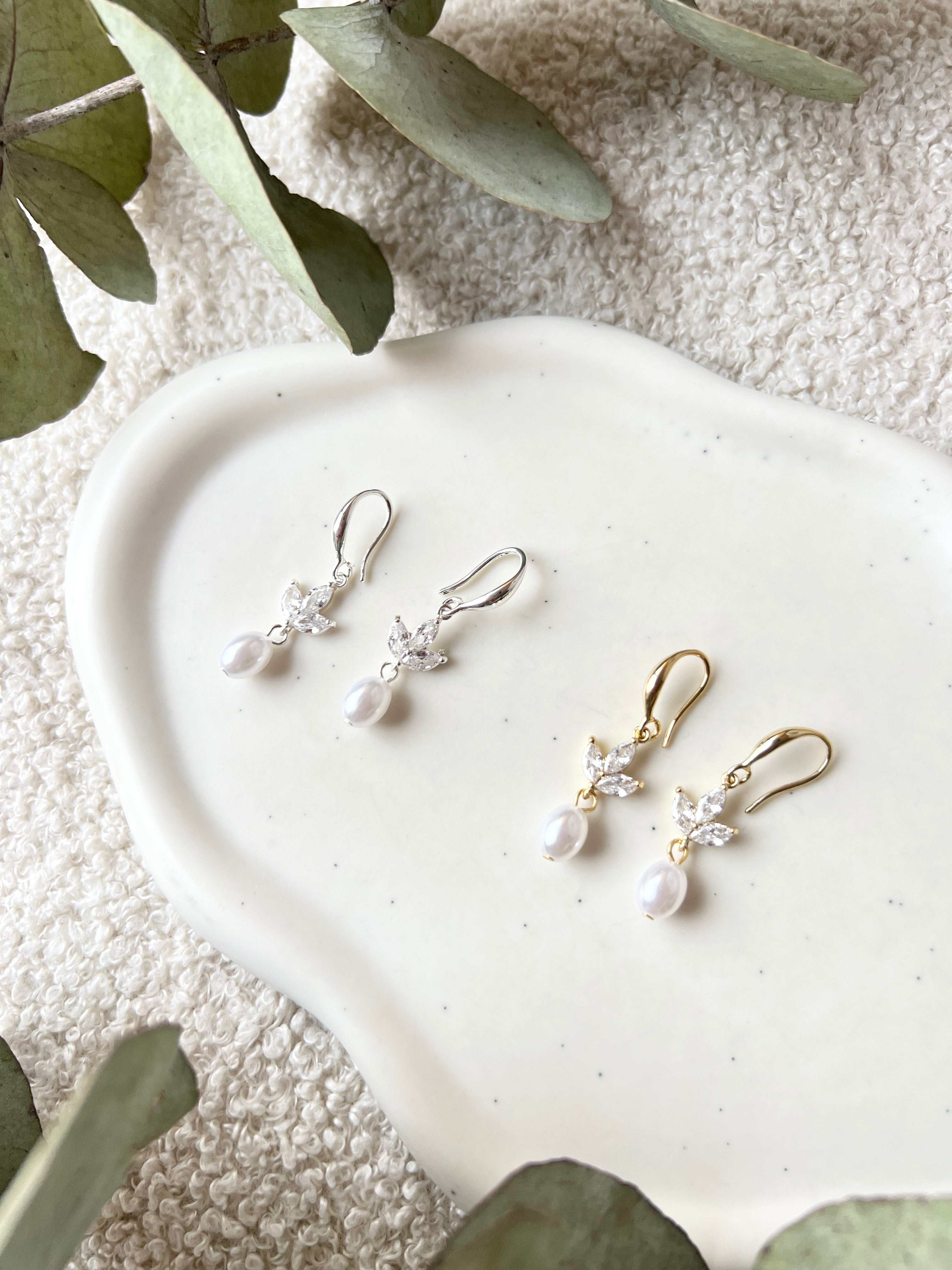 Brautohrringe mit feinen weißen Perlen, in den Farbvarianten Silber oder Gold, Ohrringe für die Hochzeit, Brautjungfern und Trauzeugin, Schmuck für die Braut, zarter Glanz, Standesamt, moderne Hängeohrringe, Perlenohrringe, Perlenschmuck, Schmuckbluete