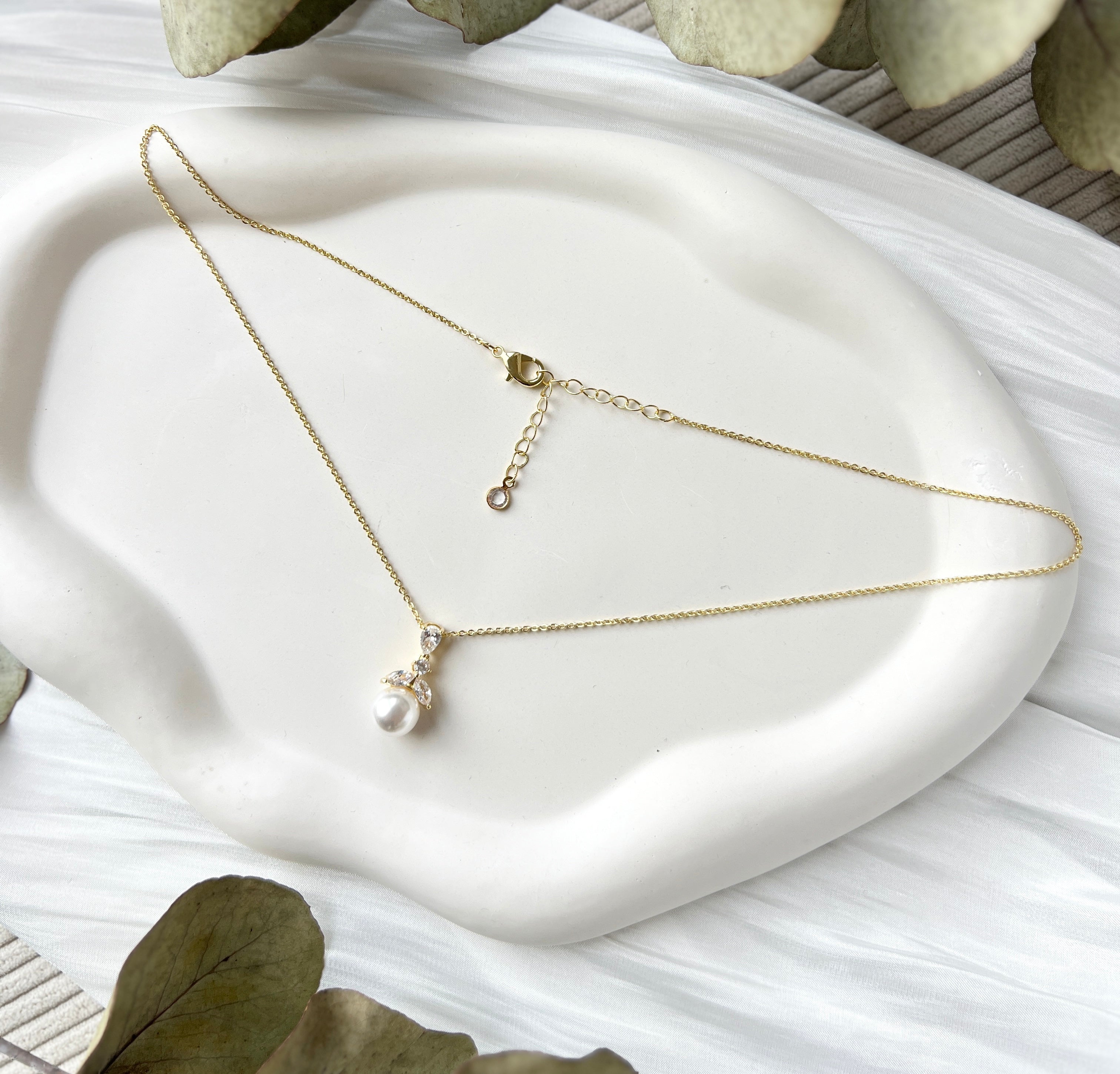 Perlenhalskette, feine goldene Halskette mit funkelnden Zirkoniasteinen und einem Perlenanhaenger, Brautschmuck, Hochwertiger Schmuck, Hochzeit, Brauthalskette Gold, Brautjungfer, Geschenk fuer Sie, Geburtstagsgeschenk, Weihnachtsgeschenk Frauen, zarte Kette