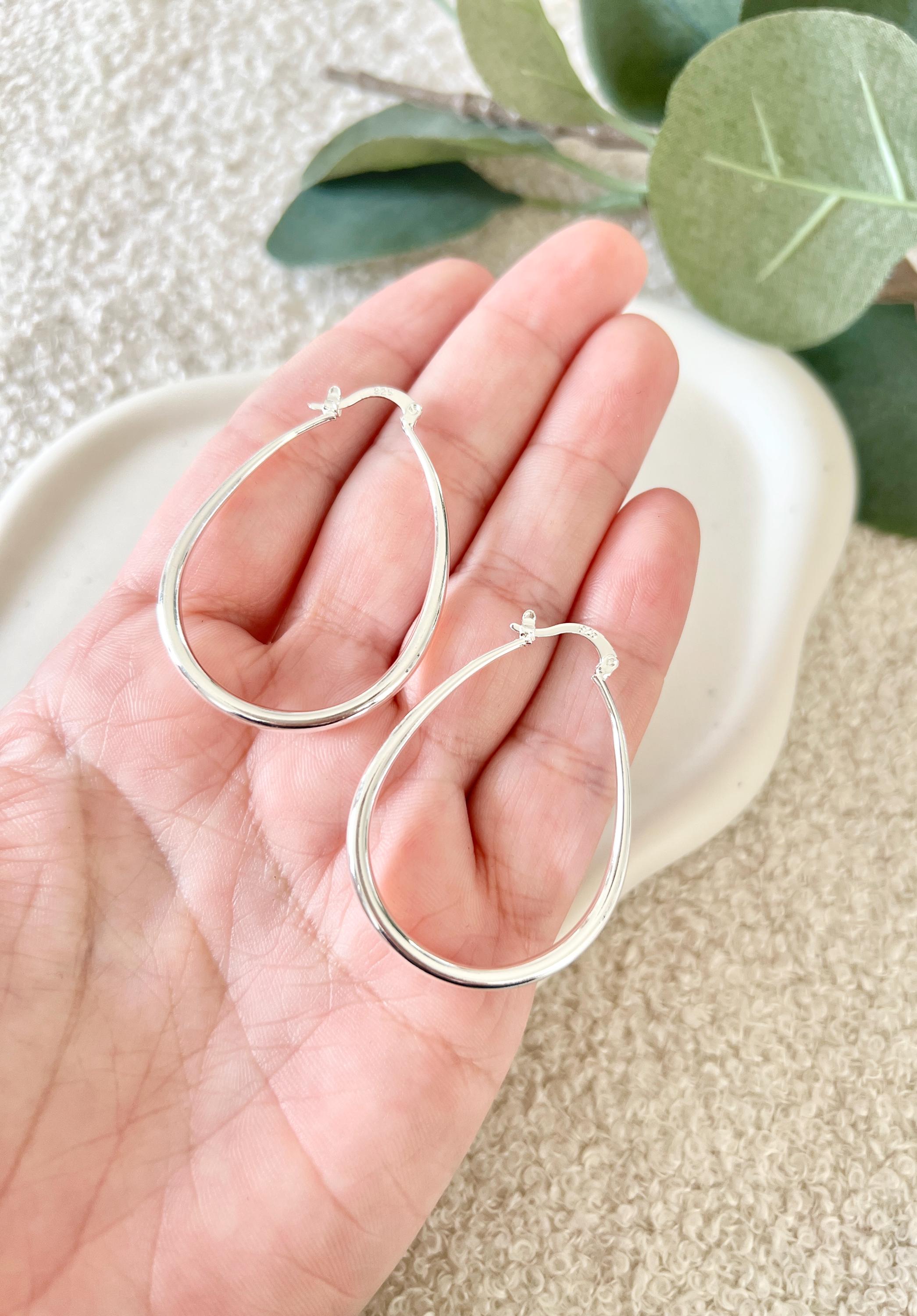 Silberne ovale Creolen, hellsilber, Ohrringe, moderne Brautohrringe, Schmuck Hochzeit, Geschenk fuer Sie, Weihnachtsgeschenk Frauen, Geburtstagsgeschenk, hochwertiger Ohrschmuck