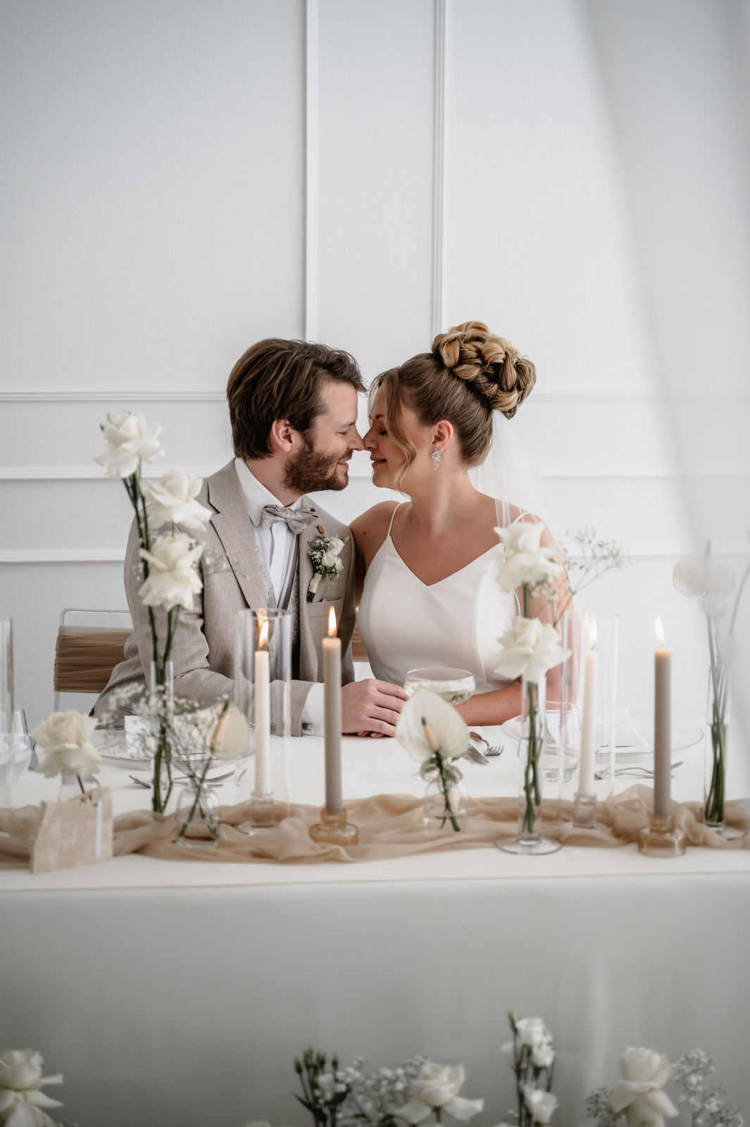 Brautohrringe mit funkelnden Cubic Zirkonia Steinen, Gold, Silber oder Rosegold, elegante Ohrringe in Blätter / Blütenform, feine Ohrstecker, Brautschmuck, Schmuck Hochzeit, Brautlook, Weddinginspiration, Standesamtlook, Geschenk fuer Sie, moderner Ohrschmuck