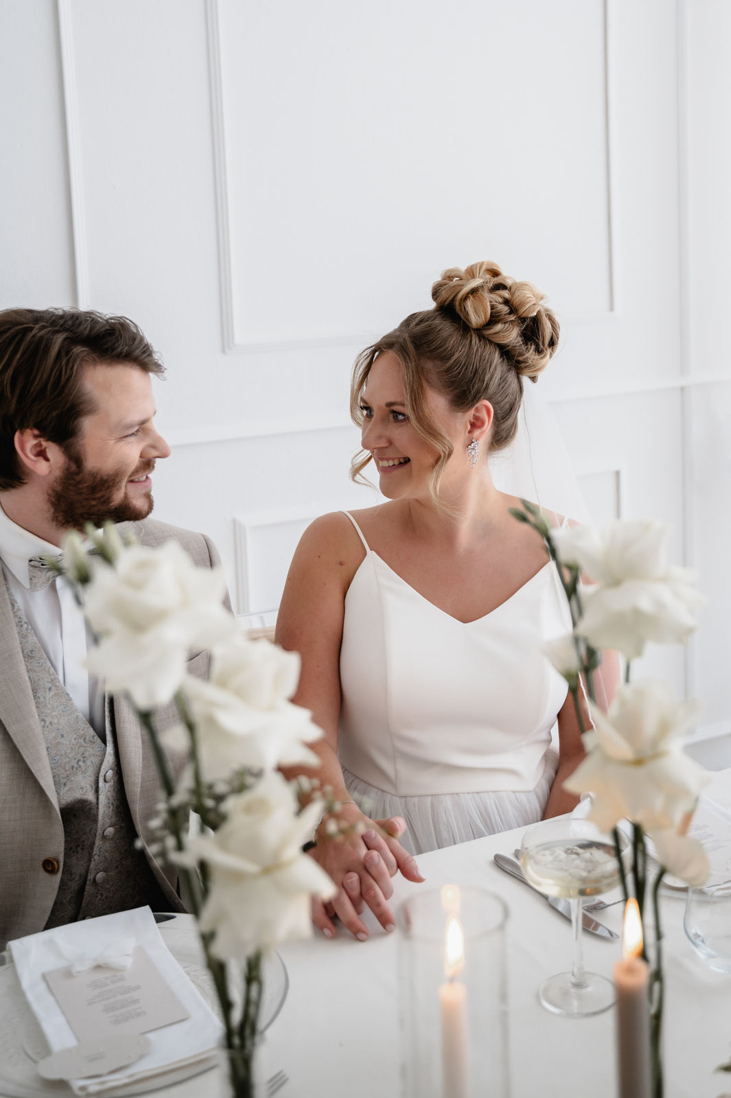 Brautohrringe mit funkelnden Cubic Zirkonia Steinen, Gold, Silber oder Rosegold, elegante Ohrringe in Blätter / Blütenform, feine Ohrstecker, Brautschmuck, Schmuck Hochzeit, Brautlook, Weddinginspiration, Standesamtlook, Geschenk fuer Sie, moderner Ohrschmuck