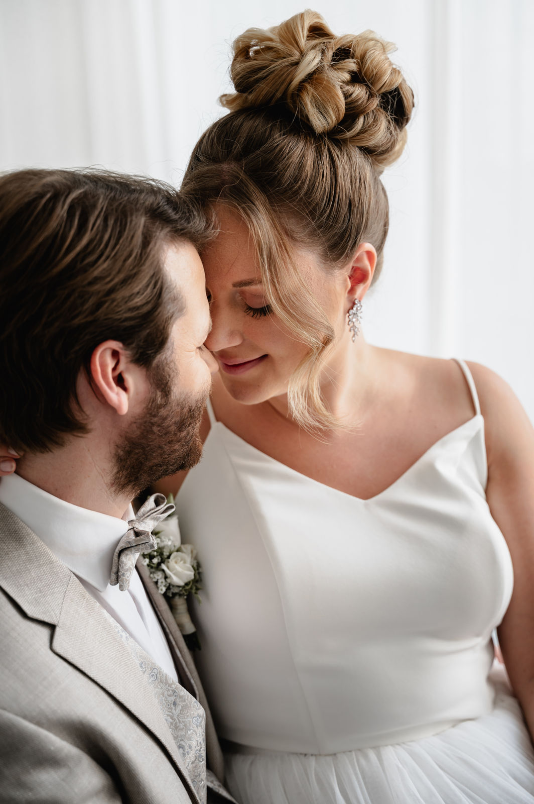 Brautohrringe mit funkelnden Cubic Zirkonia Steinen, Gold, Silber oder Rosegold, elegante Ohrringe in Blätter / Blütenform, feine Ohrstecker, Brautschmuck, Schmuck Hochzeit, Brautlook, Weddinginspiration, Standesamtlook, Geschenk fuer Sie, moderner Ohrschmuck